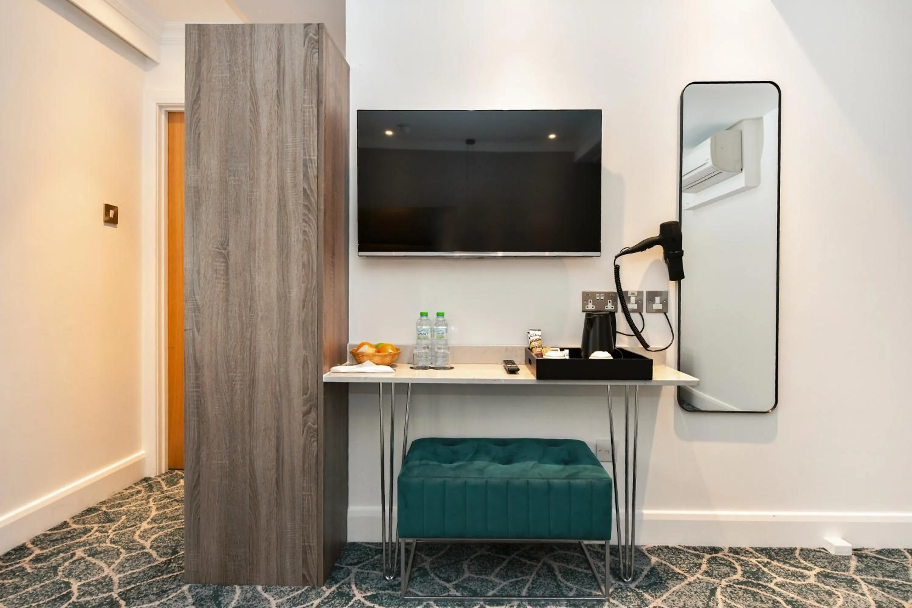 TV and multimedia in Queens Park Hotel