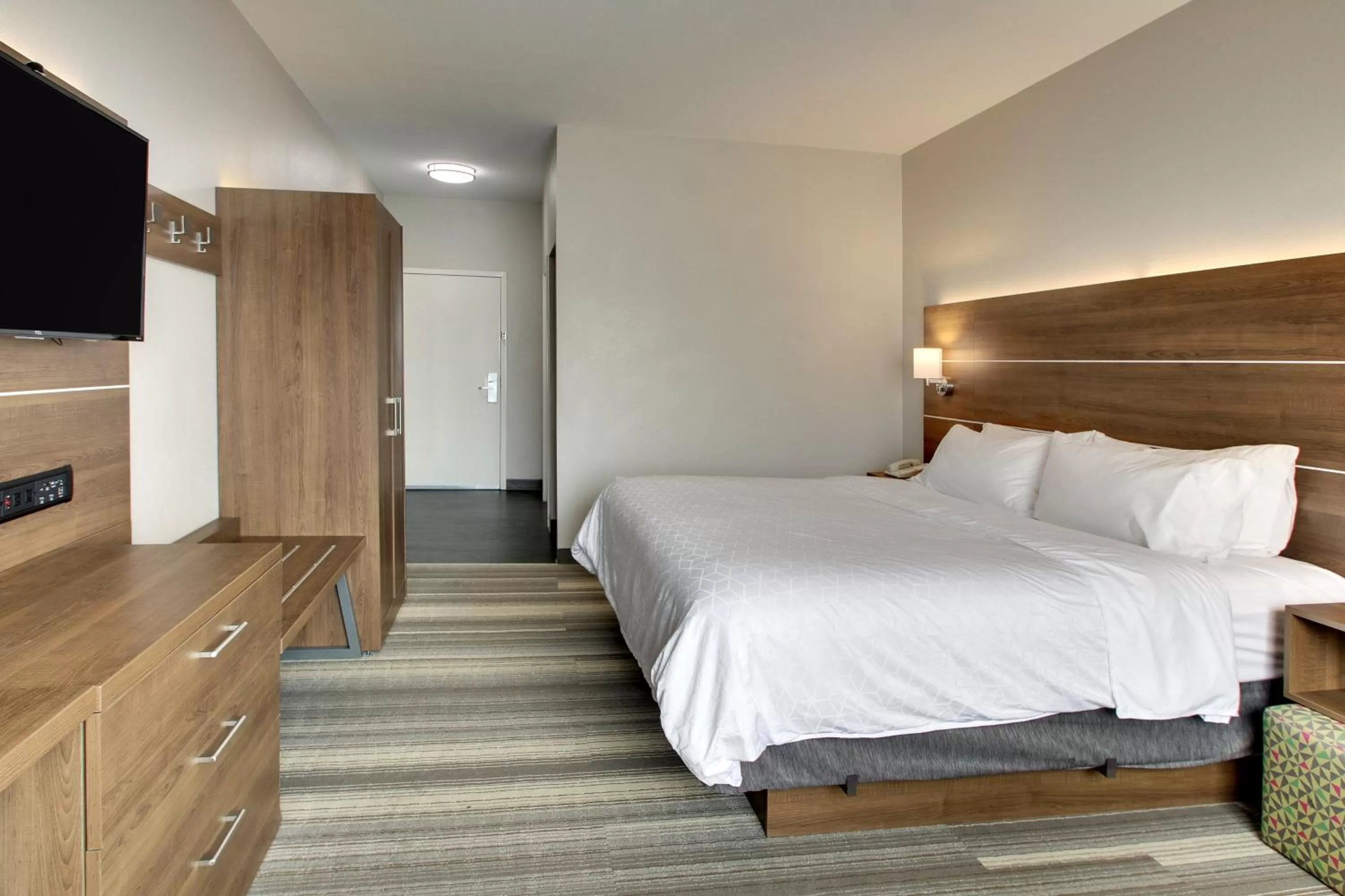 Photo of the whole room, Bed in Holiday Inn Express & Suites Laurel by IHG