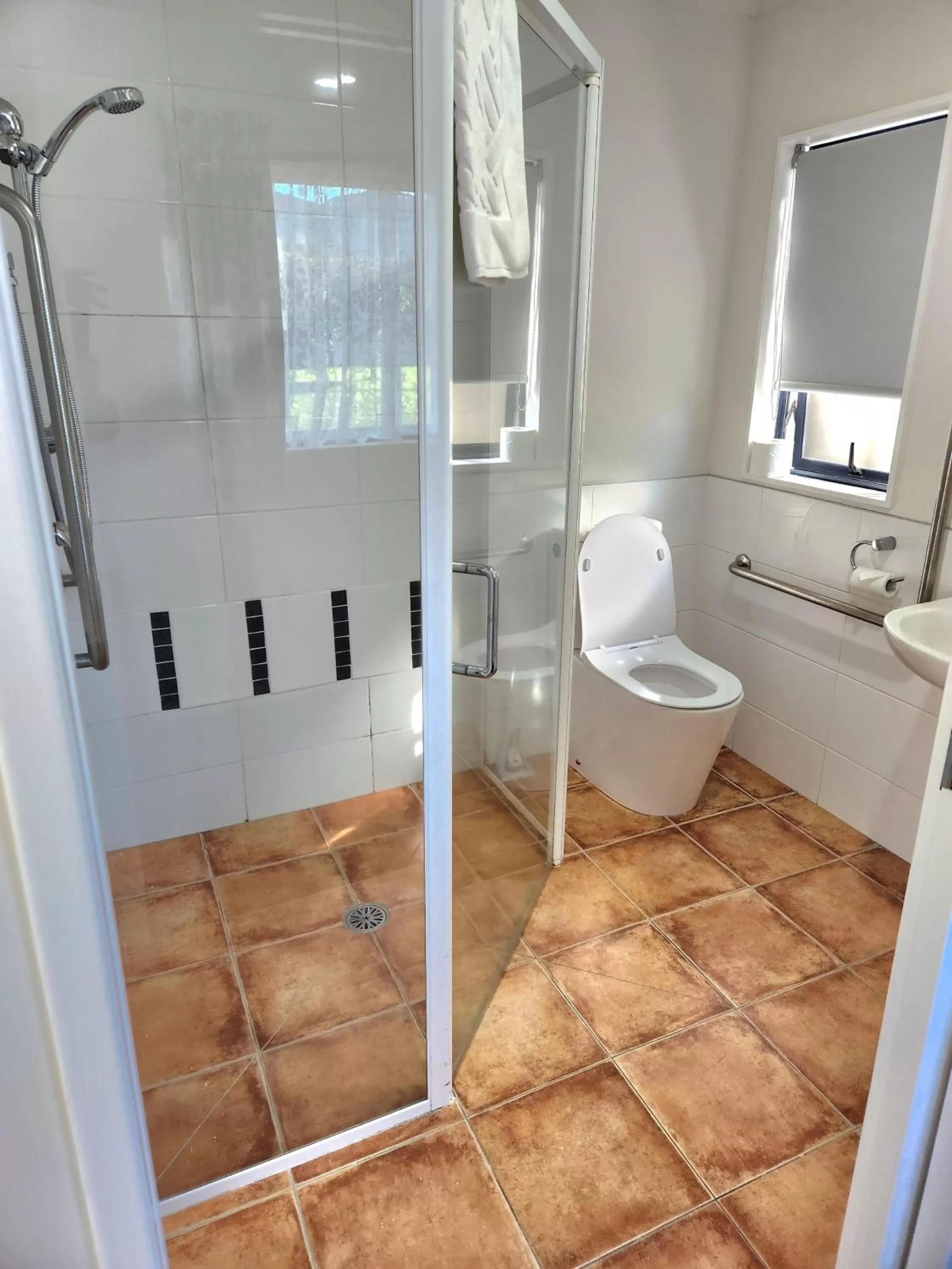 Shower in Botany Palms Motel