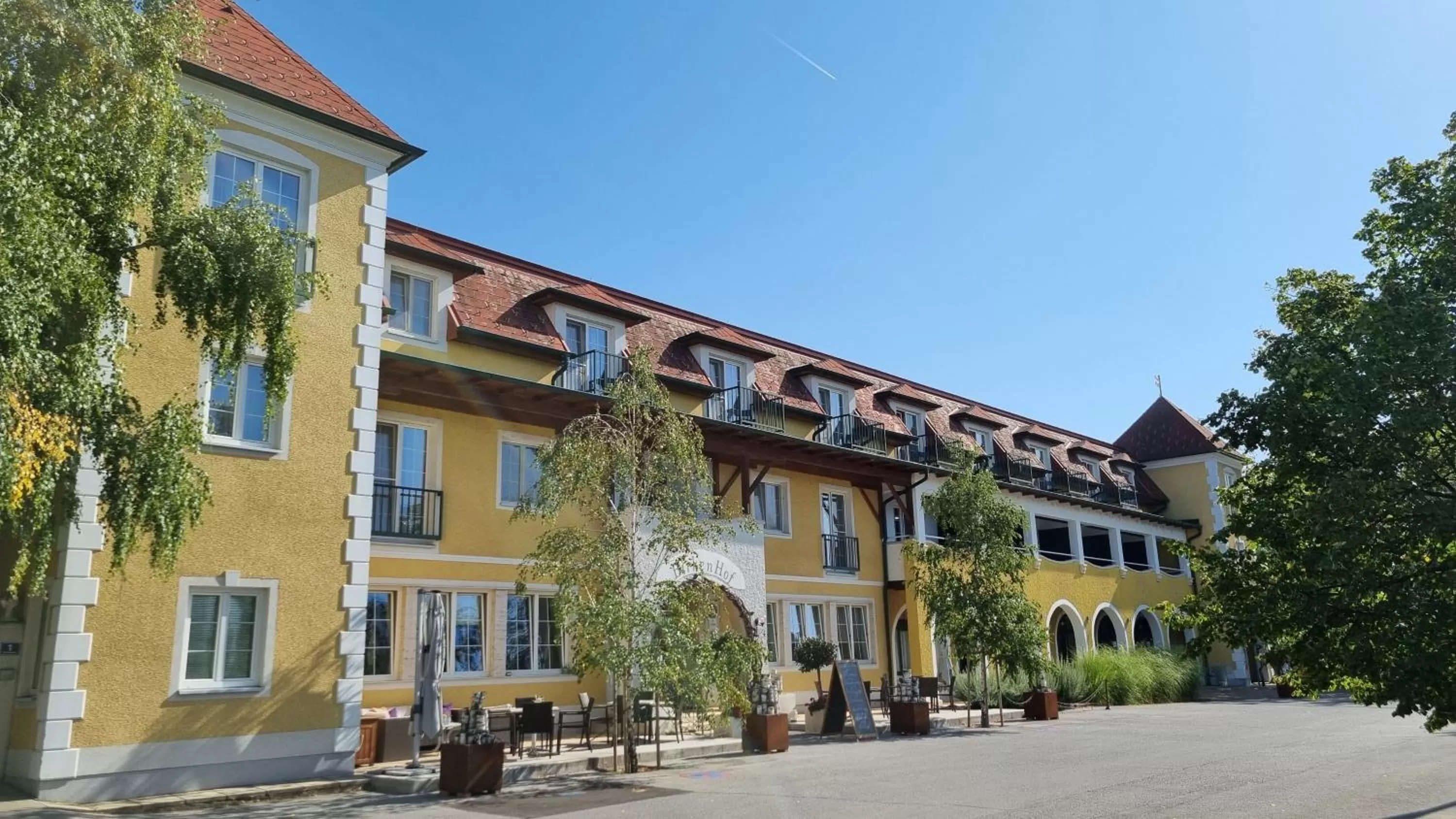Property building in BIRKENHOF GOLS - B & B - Wohlfühl Hotel mit Wochenend-Restaurant