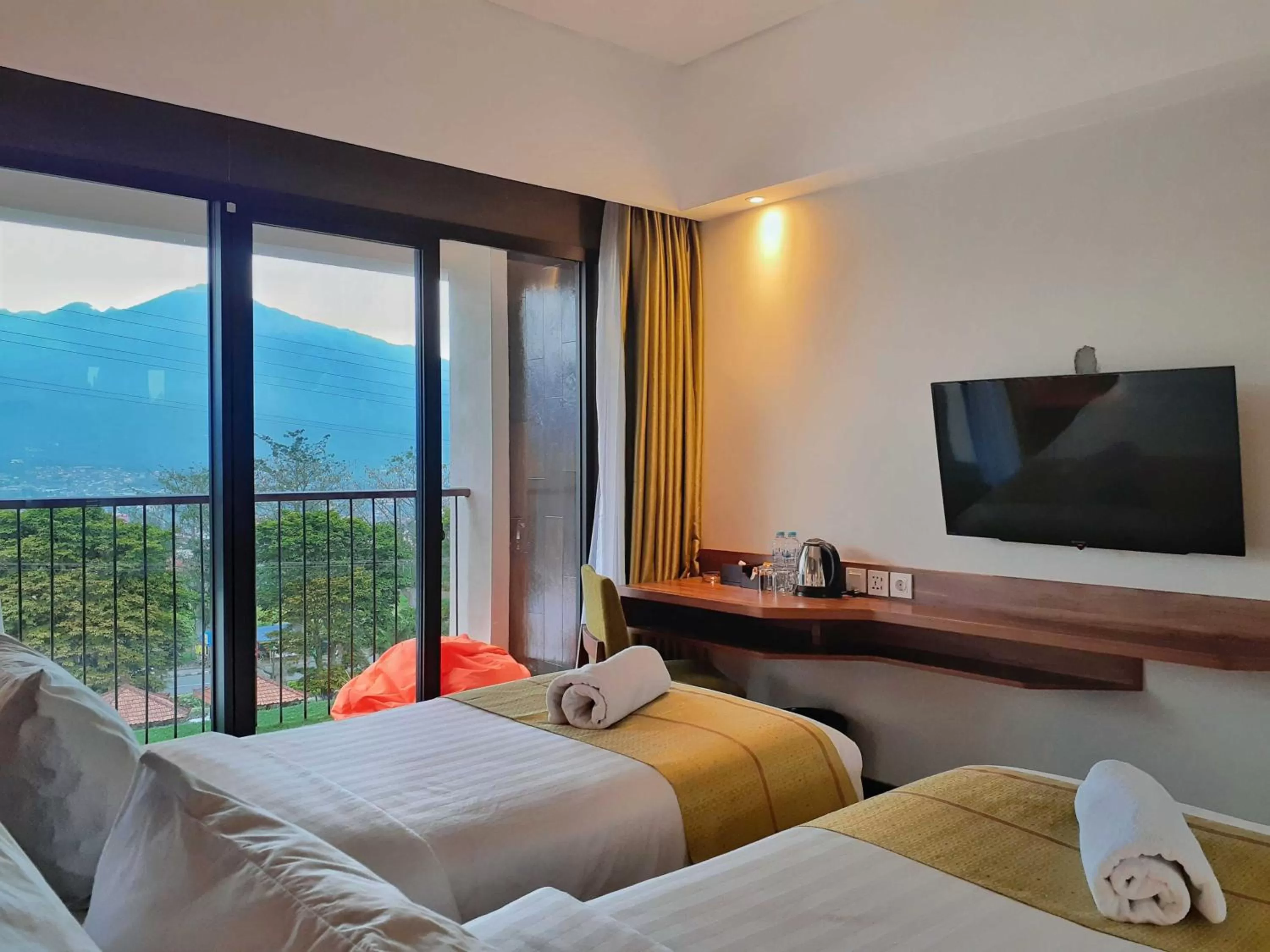 Mountain view, Bed in The Batu Hotel & Villas