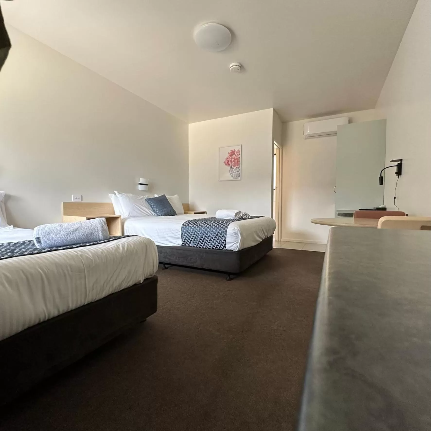 Bed in SHEPPARTON MOTOR INN Tudor House Motel