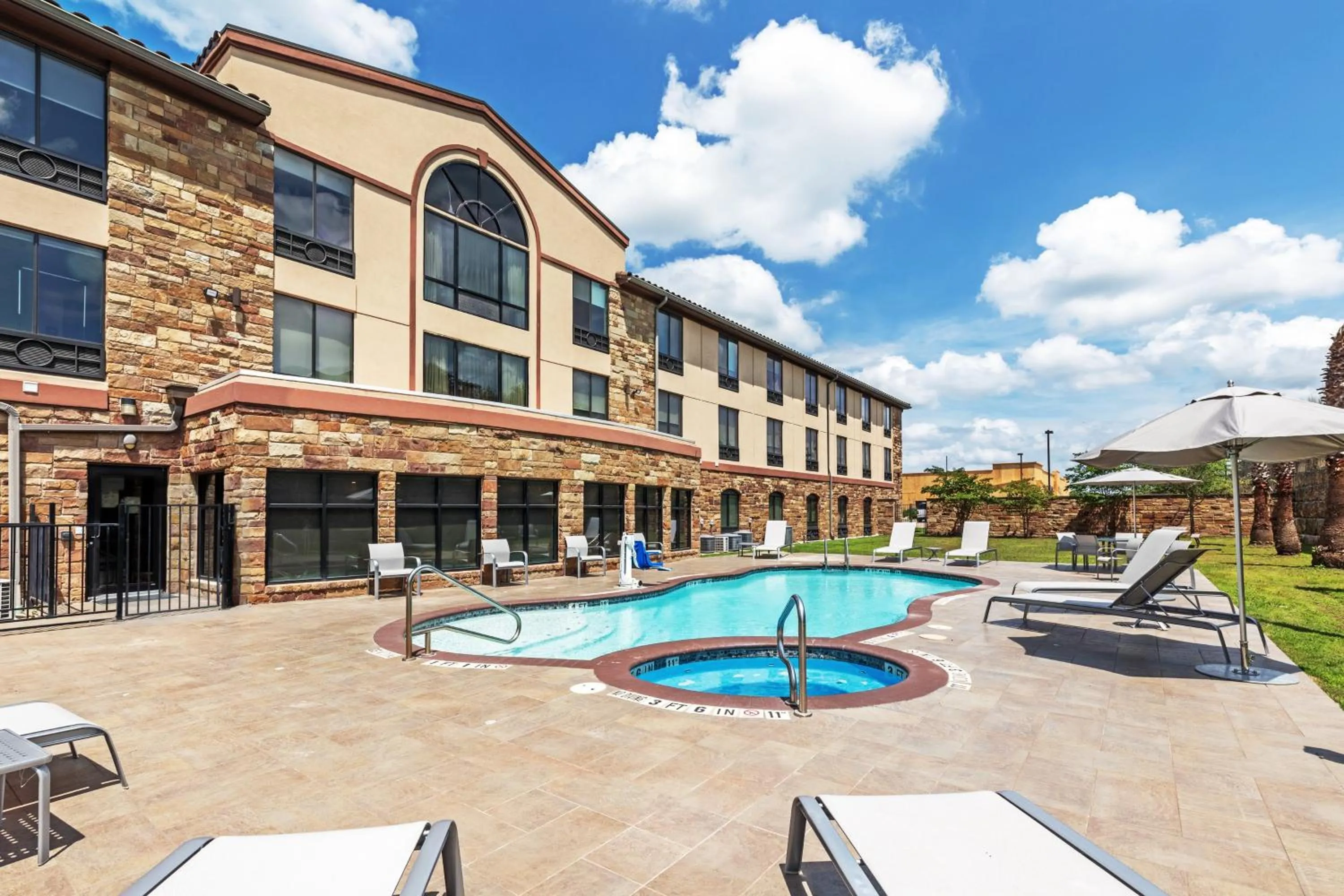 Swimming pool in Holiday Inn Express & Suites Austin NW – Lakeway by IHG