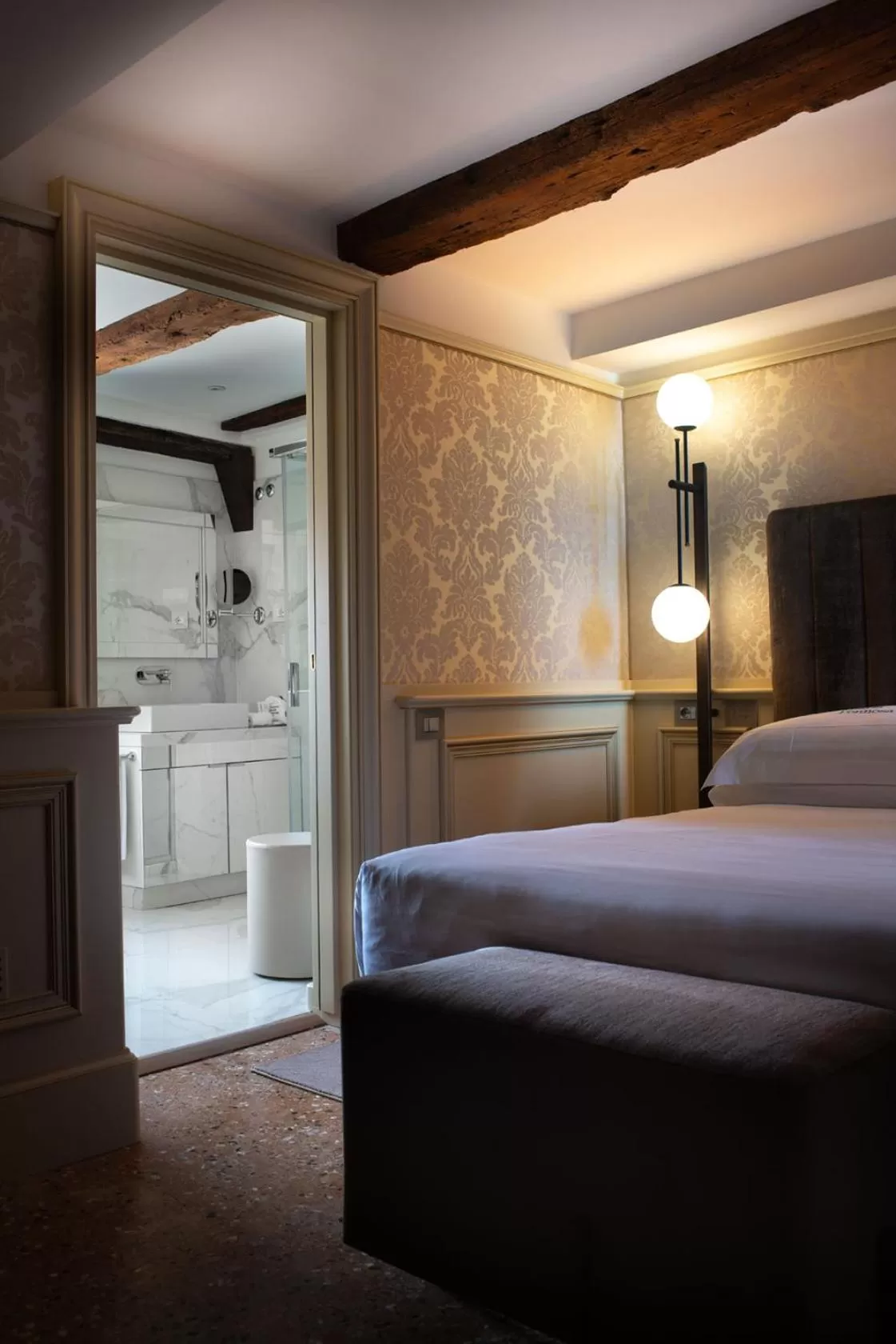 Bathroom, Bed in Eight Venezia