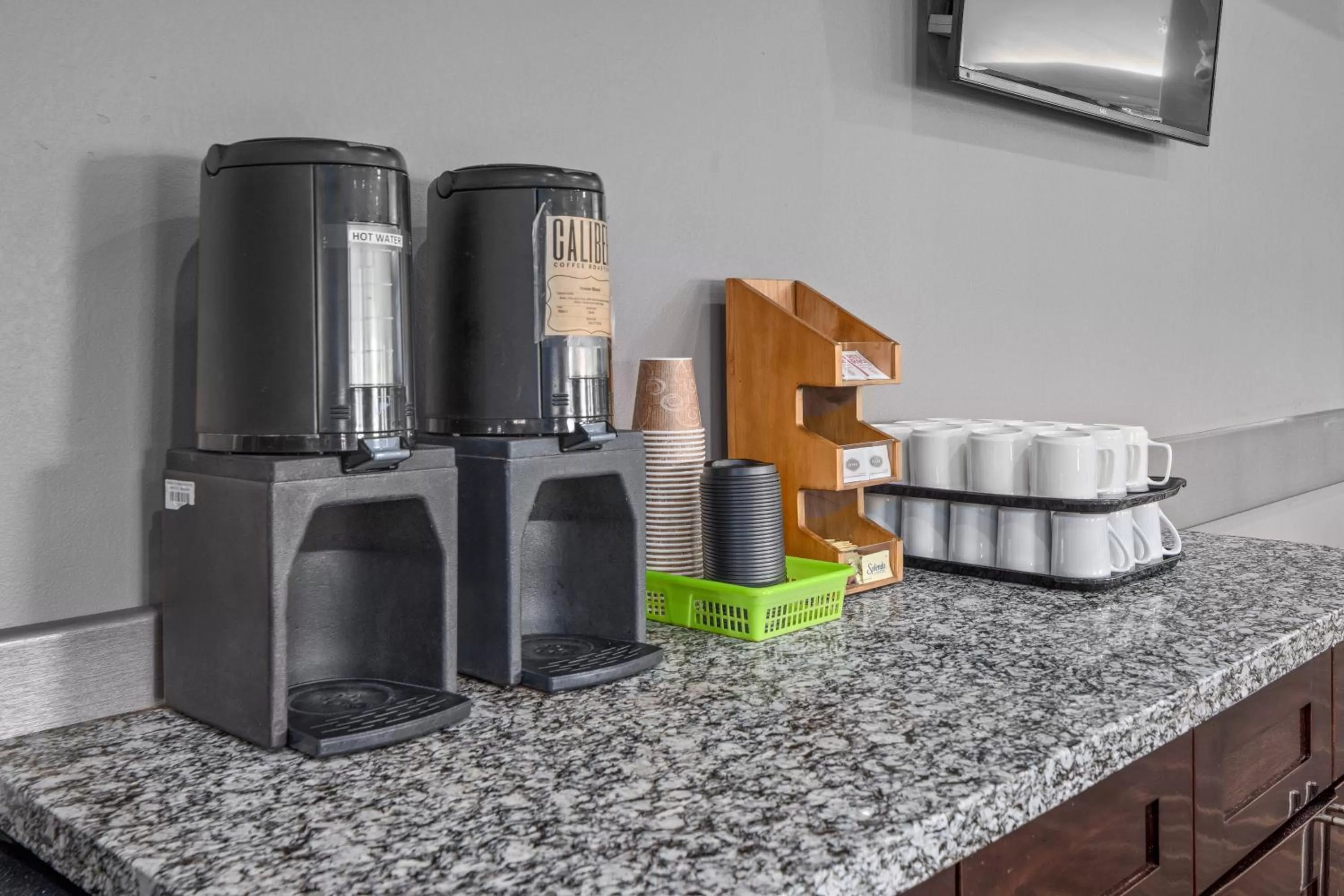 Coffee/tea facilities in Home Inn & Suites Regina Airport