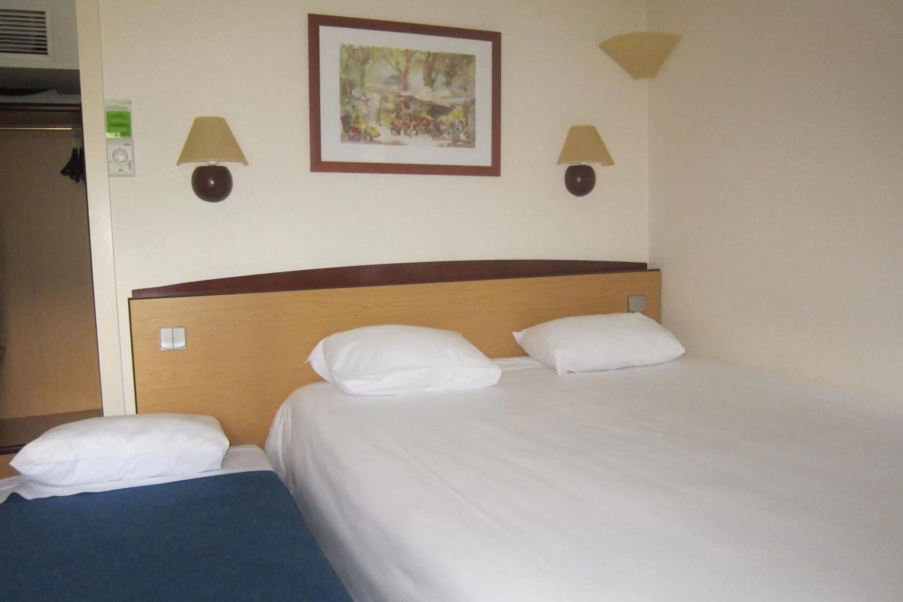 Bed in Campanile Clermont-Ferrand ~ Thiers