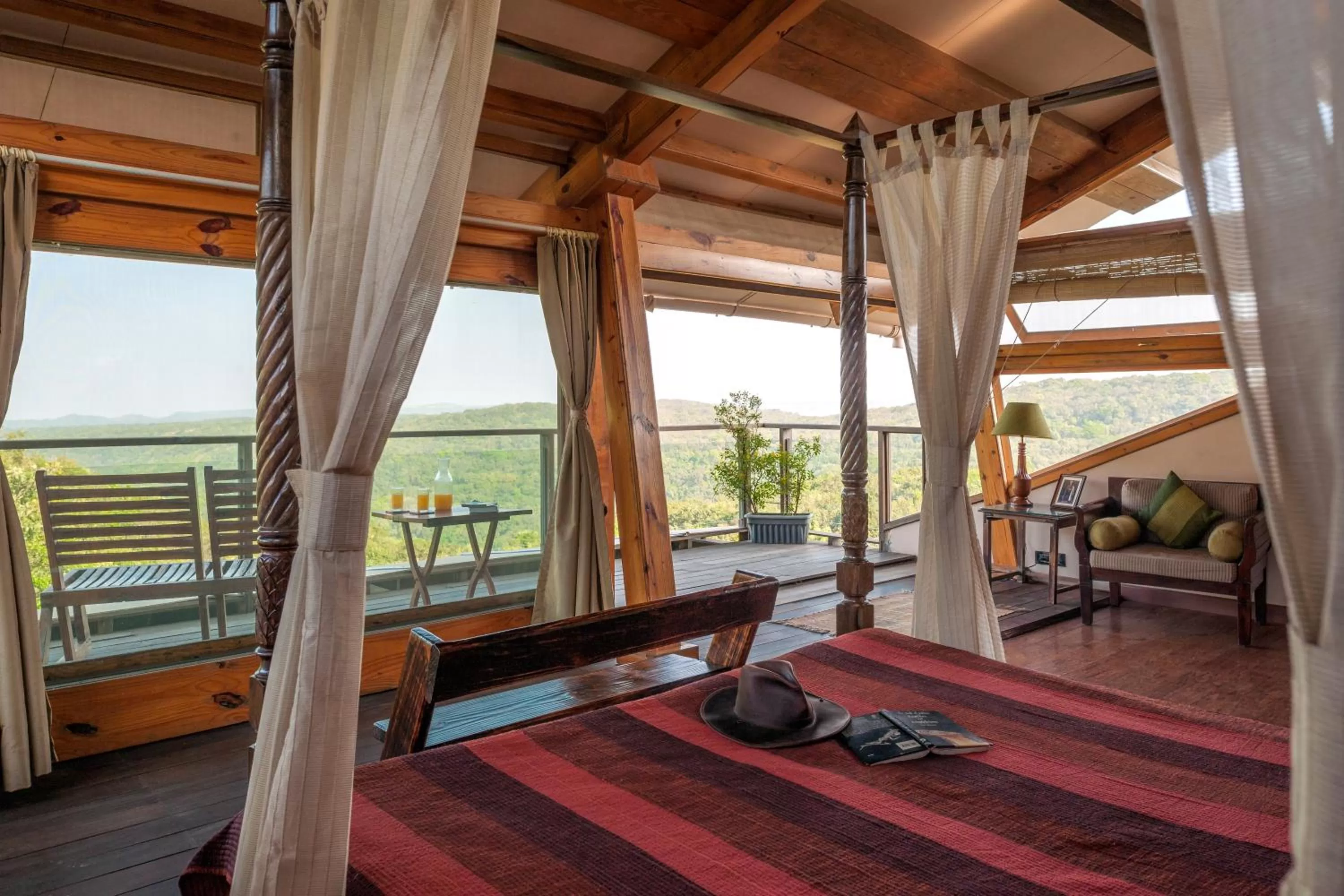 Photo of the whole room in The Machan