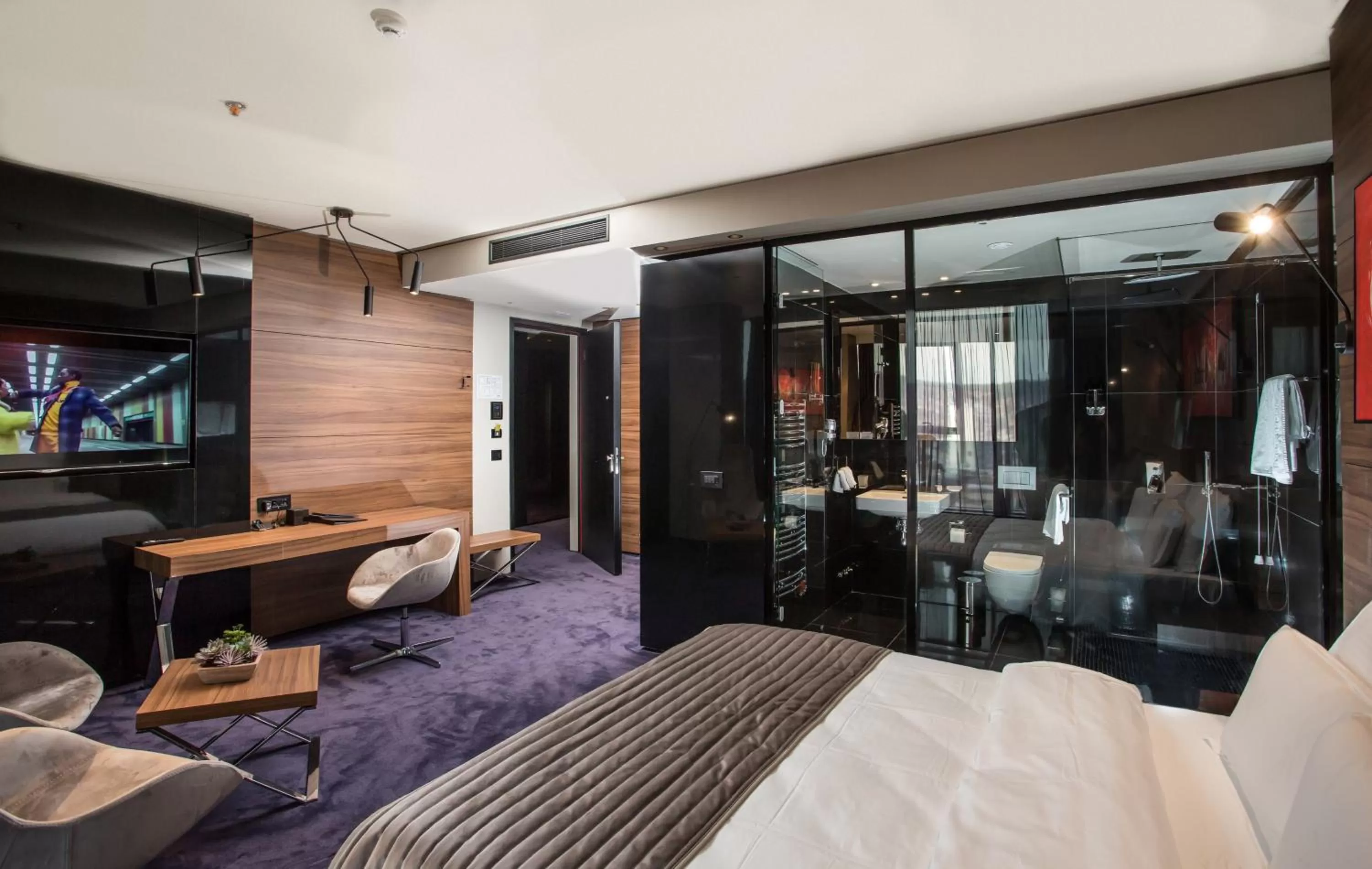 Photo of the whole room, Bed in Ambasador Hotel