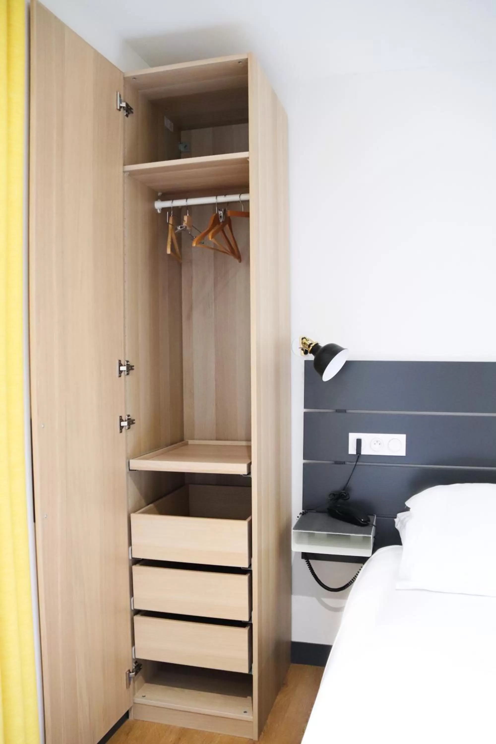 hair dresser, Bed in Hotel Athanor Centre