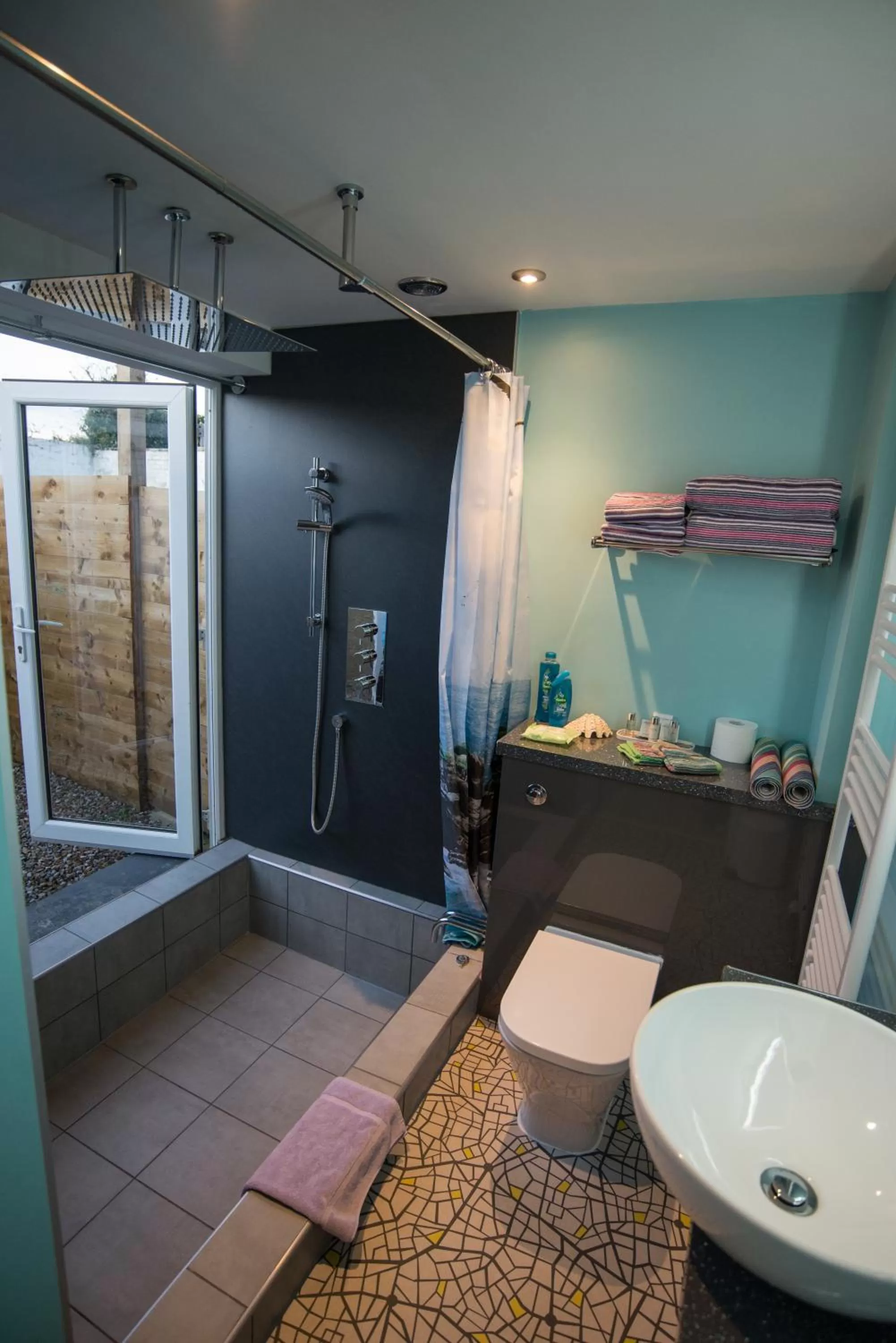 Luxury King Room with Patio - Salmon - Pet Friendly in Farne Island rooms