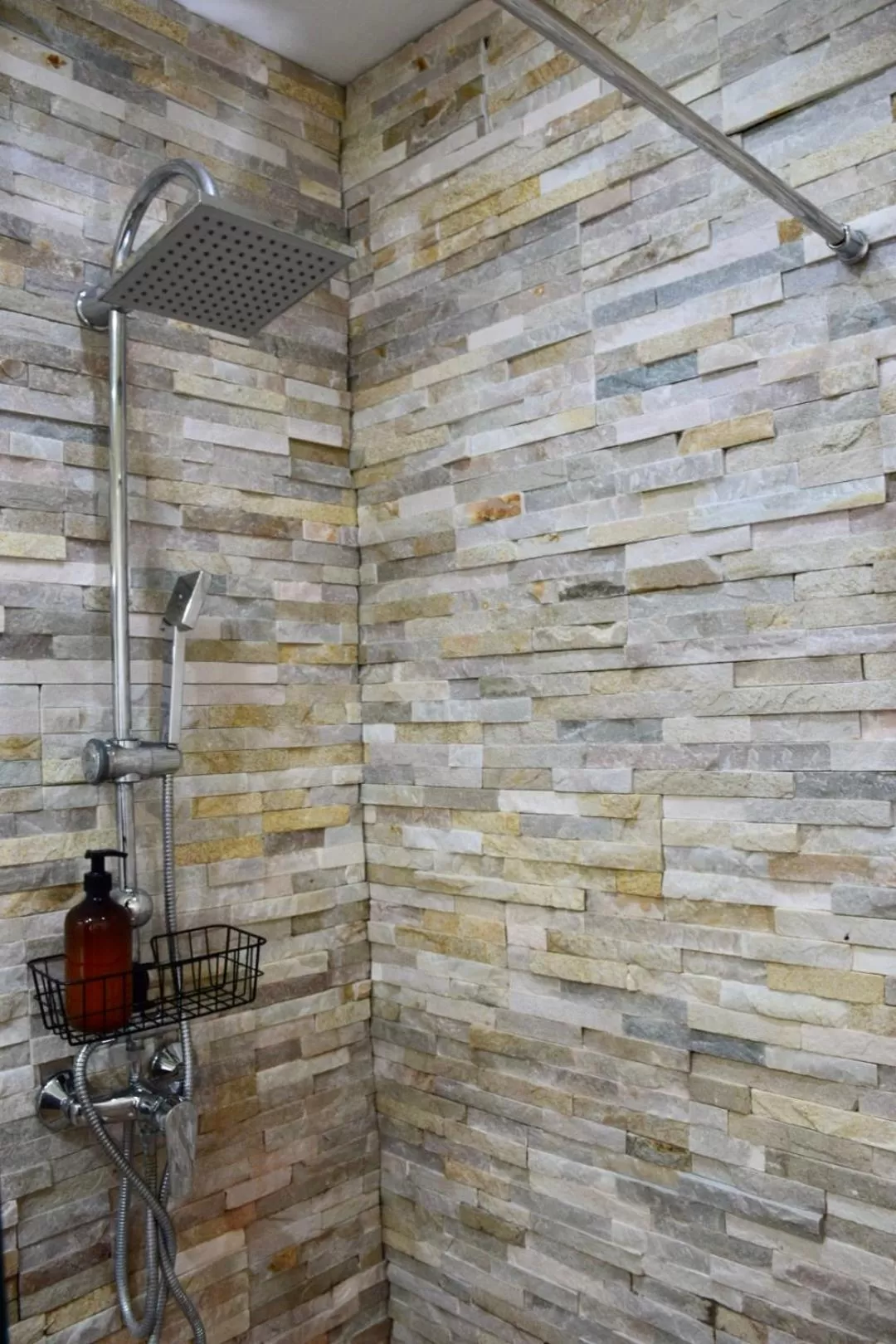 Shower in Hotel Lotus