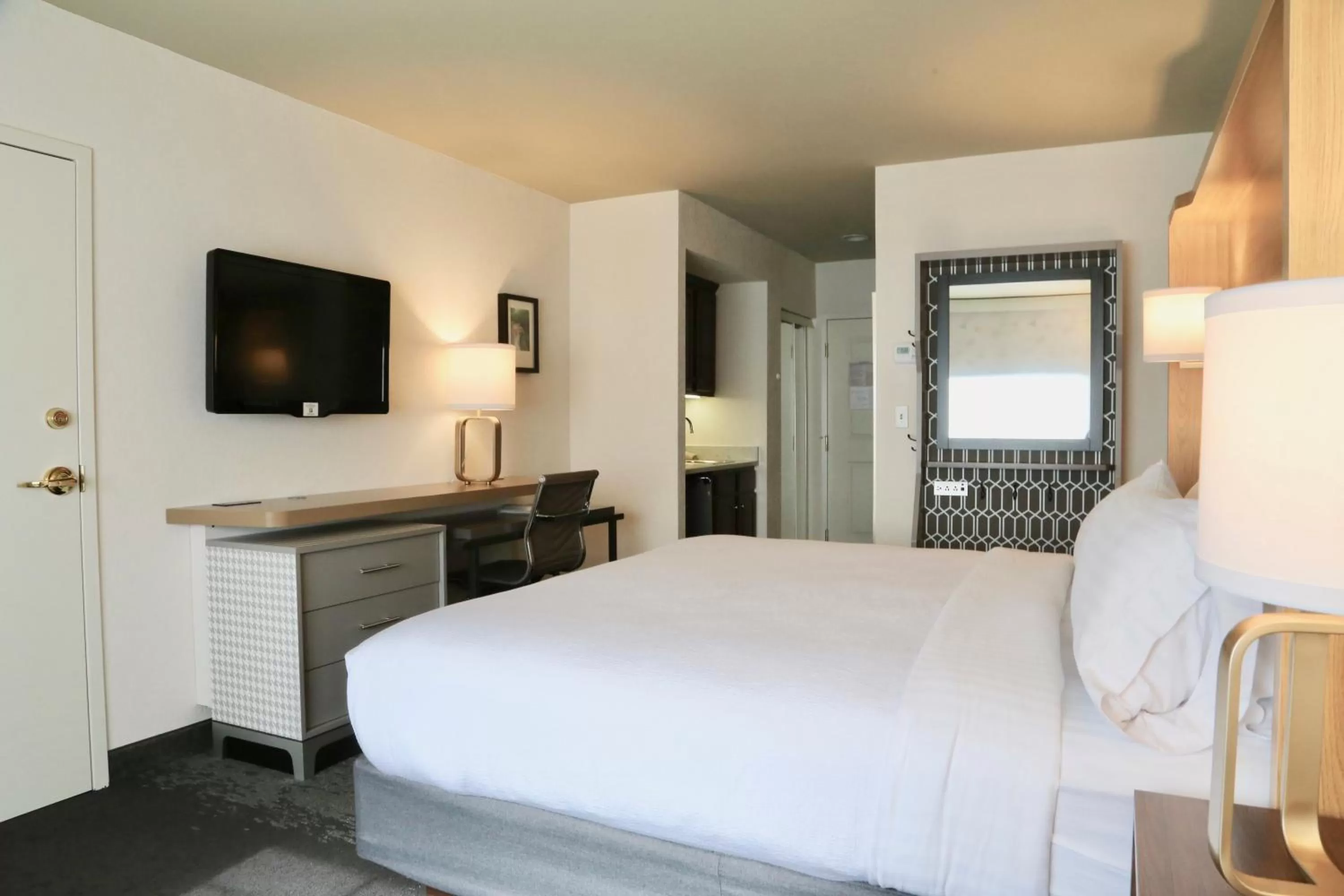 Photo of the whole room, Bed in Holiday Inn Salem by IHG