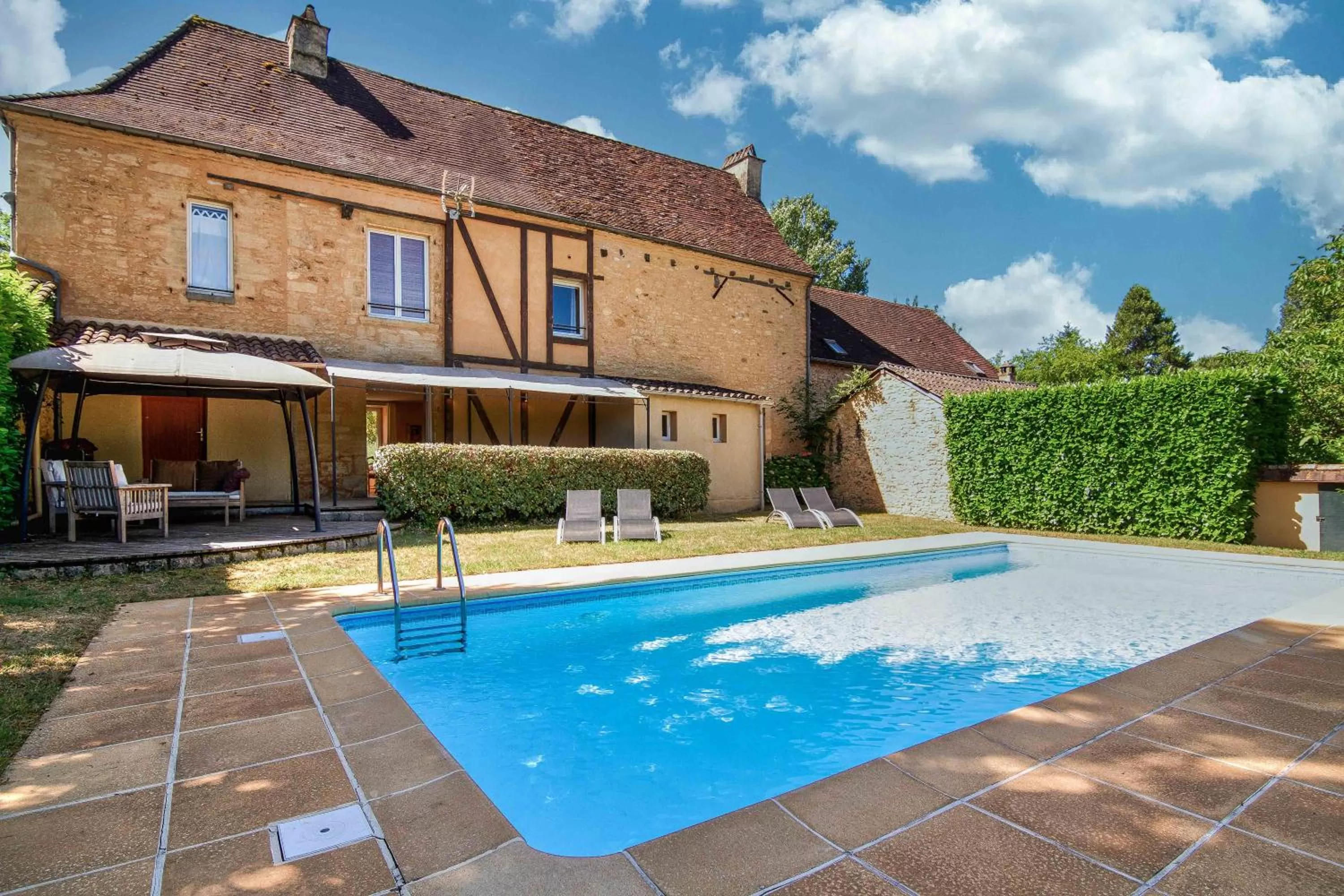 Swimming pool in Le Clos Vallis