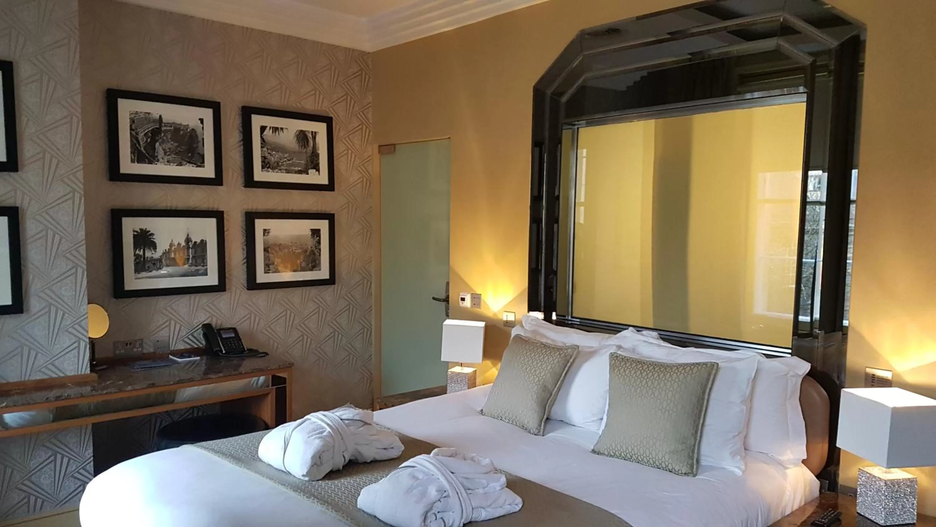 Bedroom, Bed in Le Monde Hotel