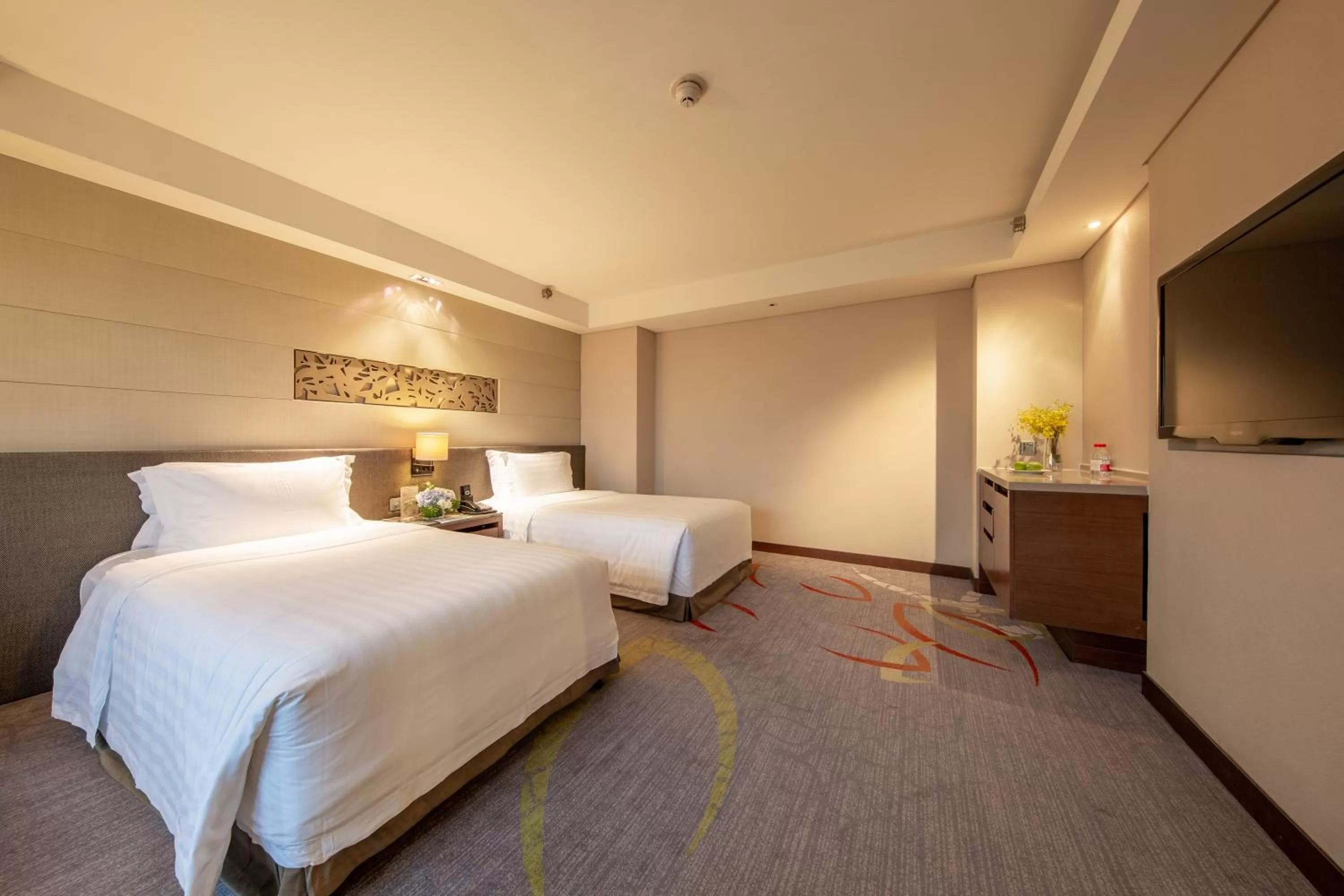 Photo of the whole room, Bed in Crowne Plaza Guangzhou City Centre by IHG