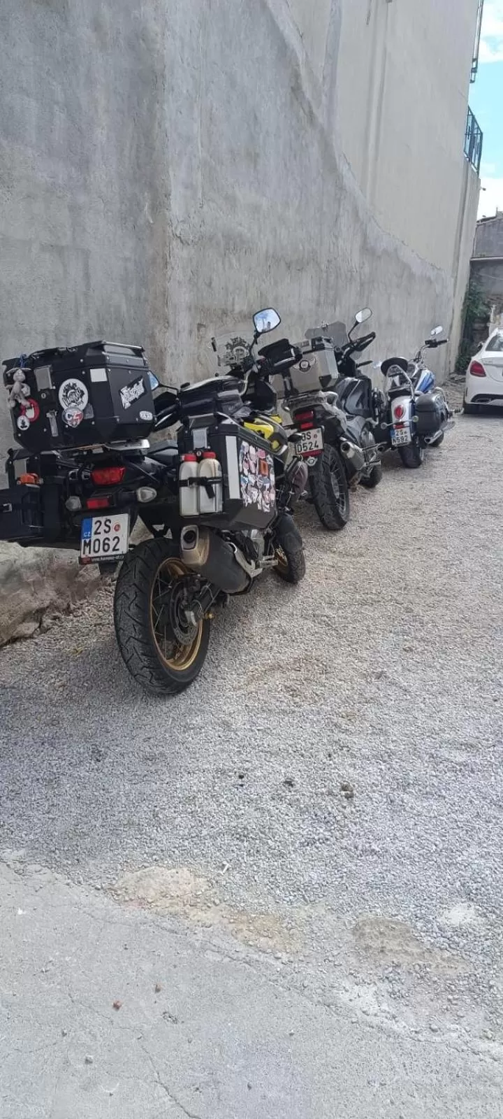 Day in Hotel Crowded House