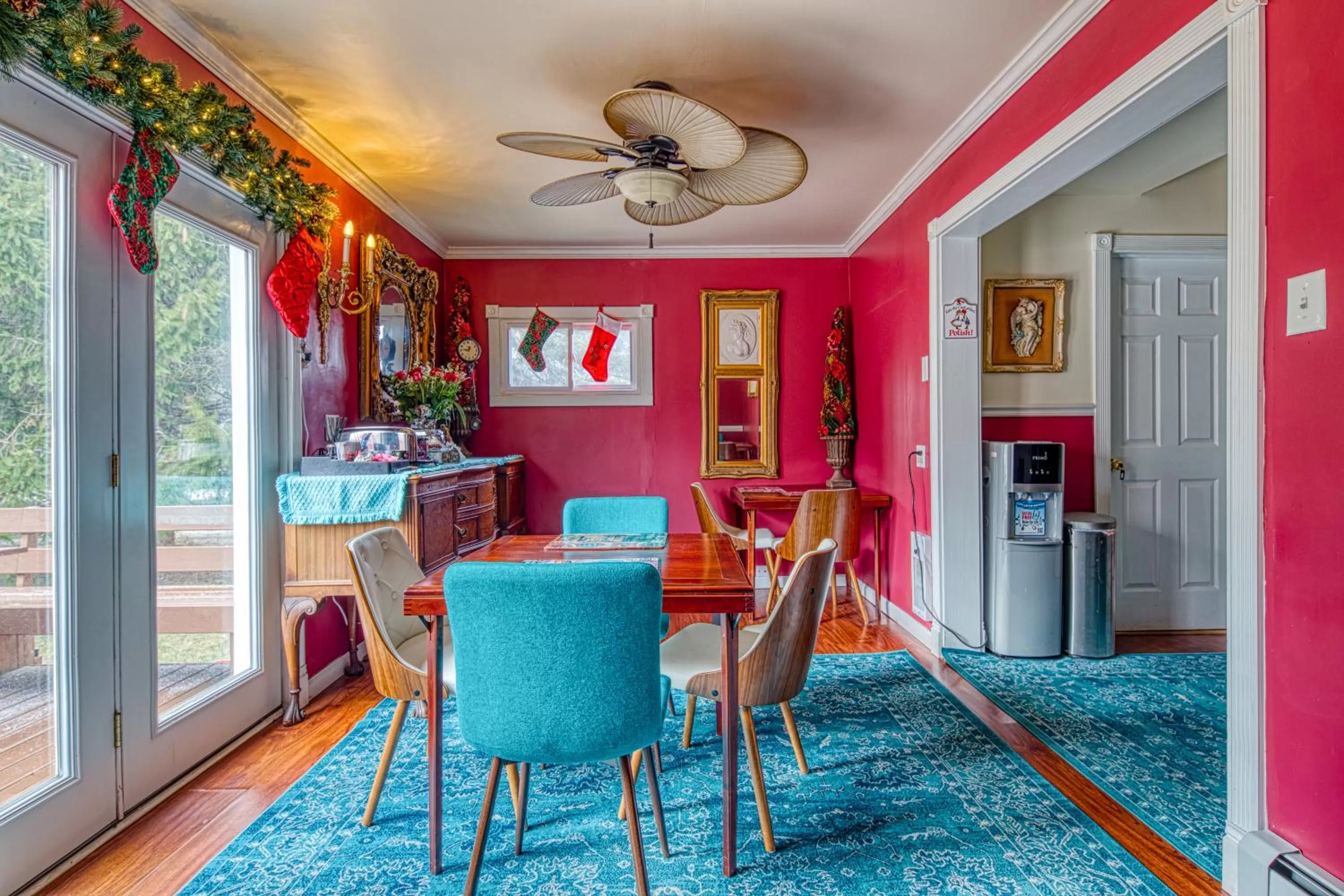 Dining area in Mountain Treasure Bed and Breakfast