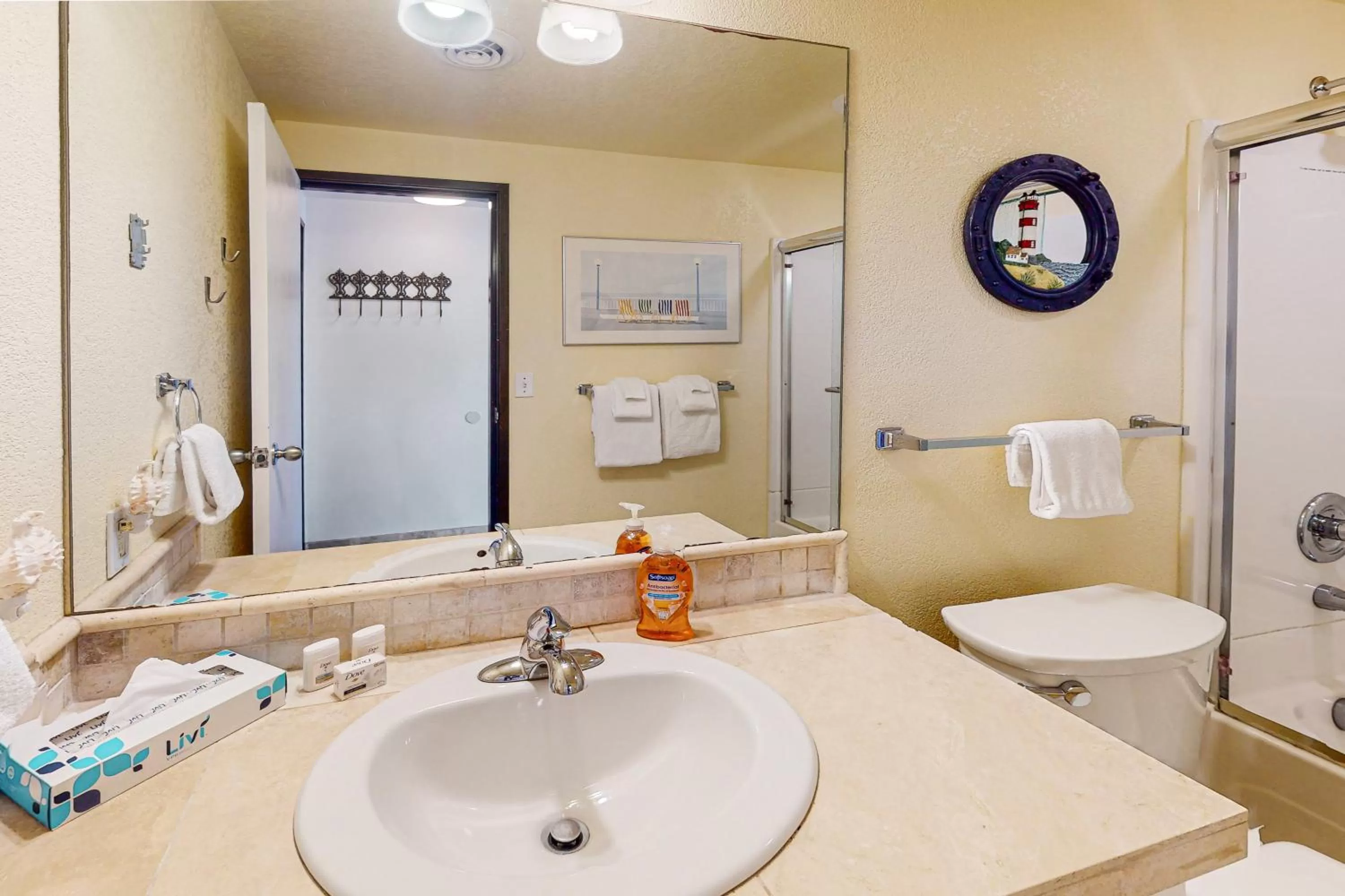 Bathroom in Sand & Sea: Agate Hunter (210)