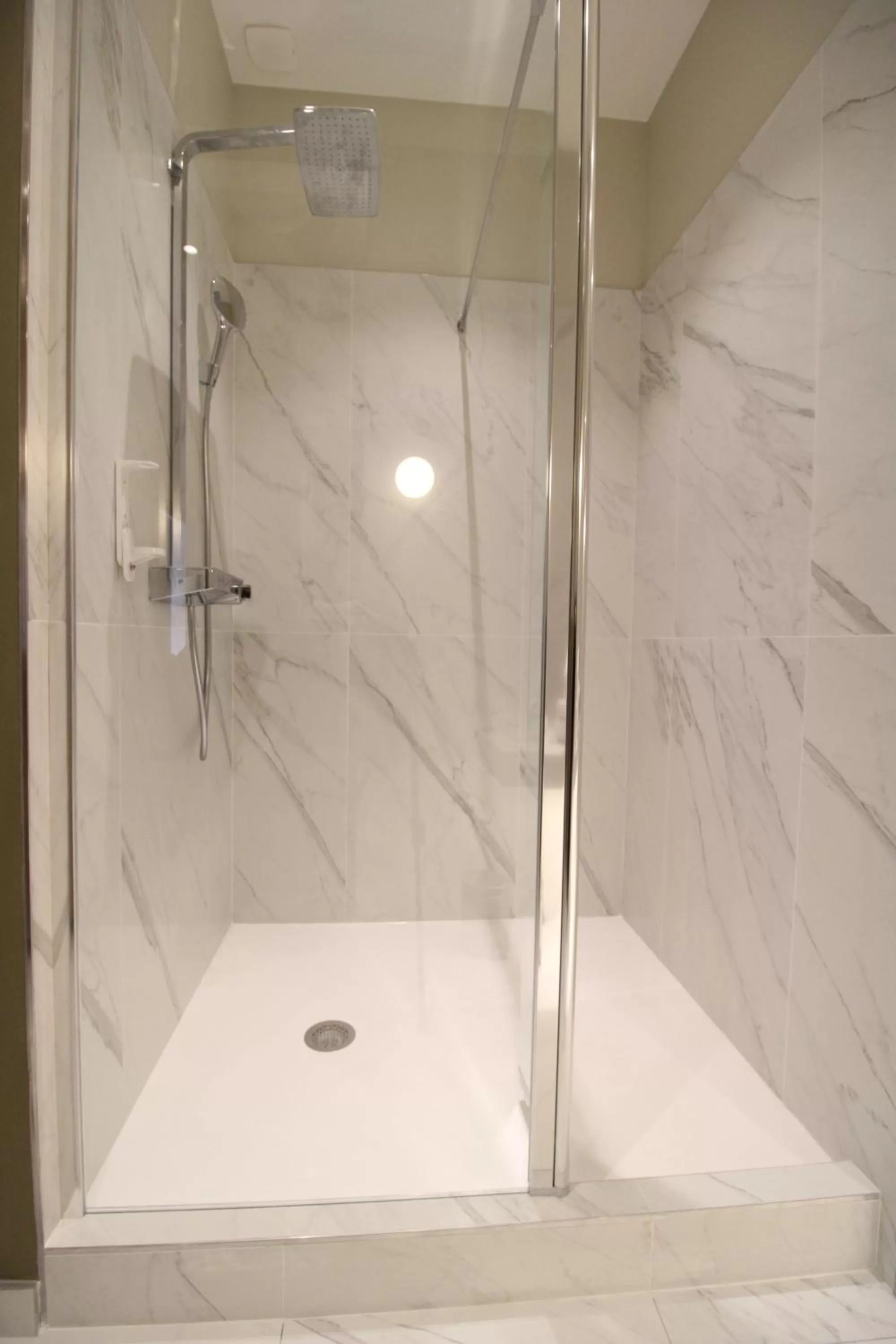 Shower, Bathroom in MiHotel Sala