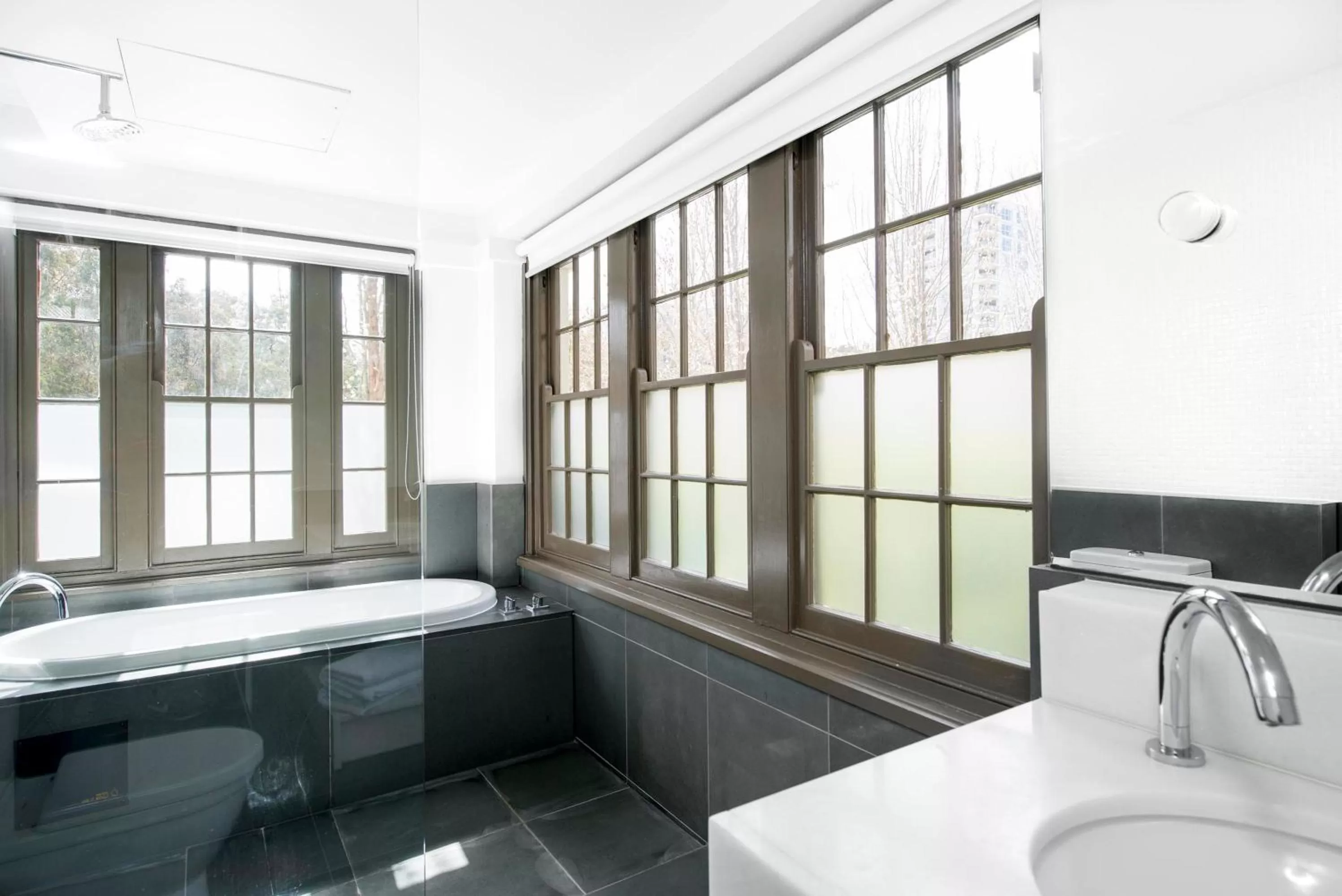 Peppers King Room with Bath - Weekly Housekeeping in Peppers Gallery Hotel