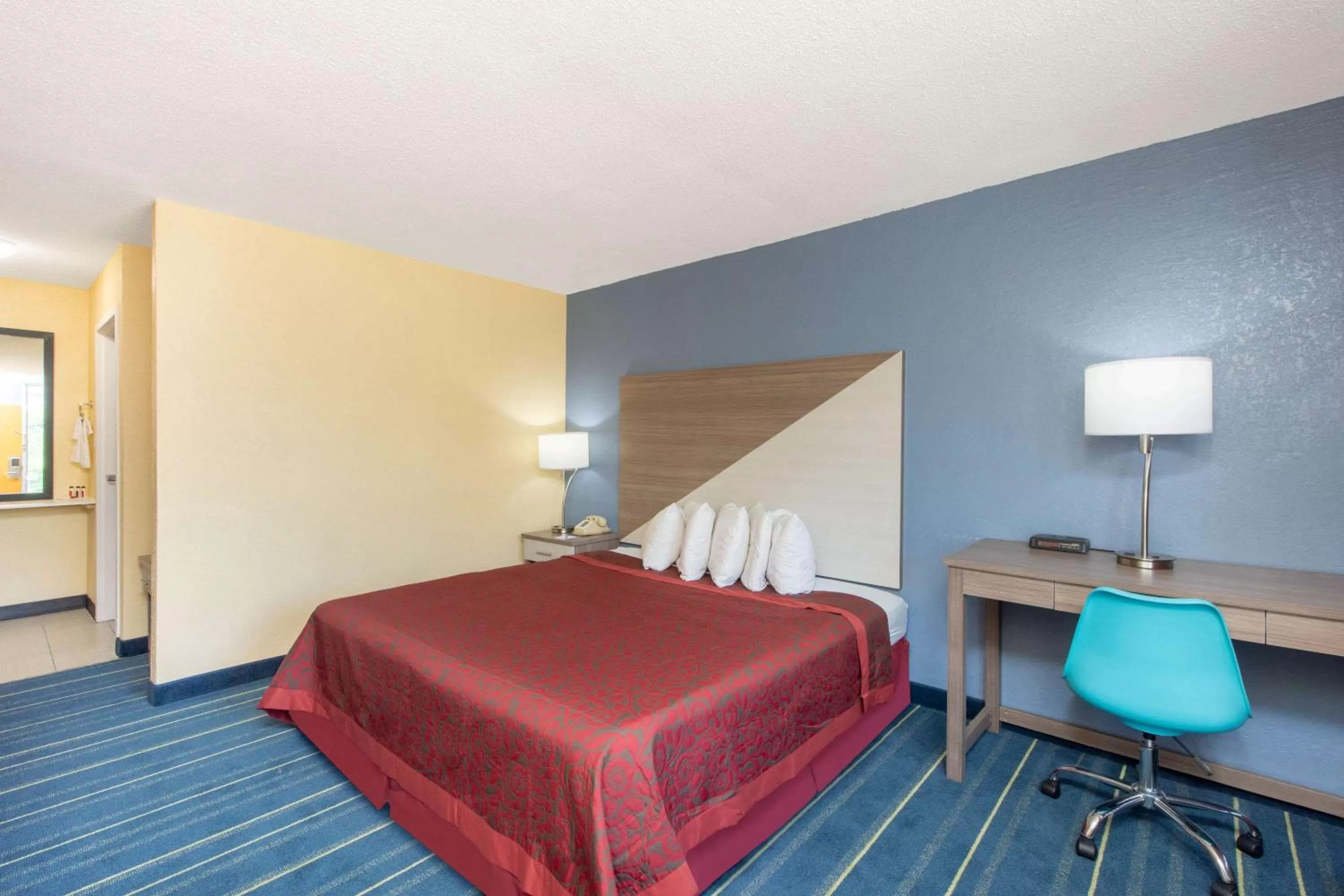 Photo of the whole room, Bed in Days Inn by Wyndham Salem, Illinois