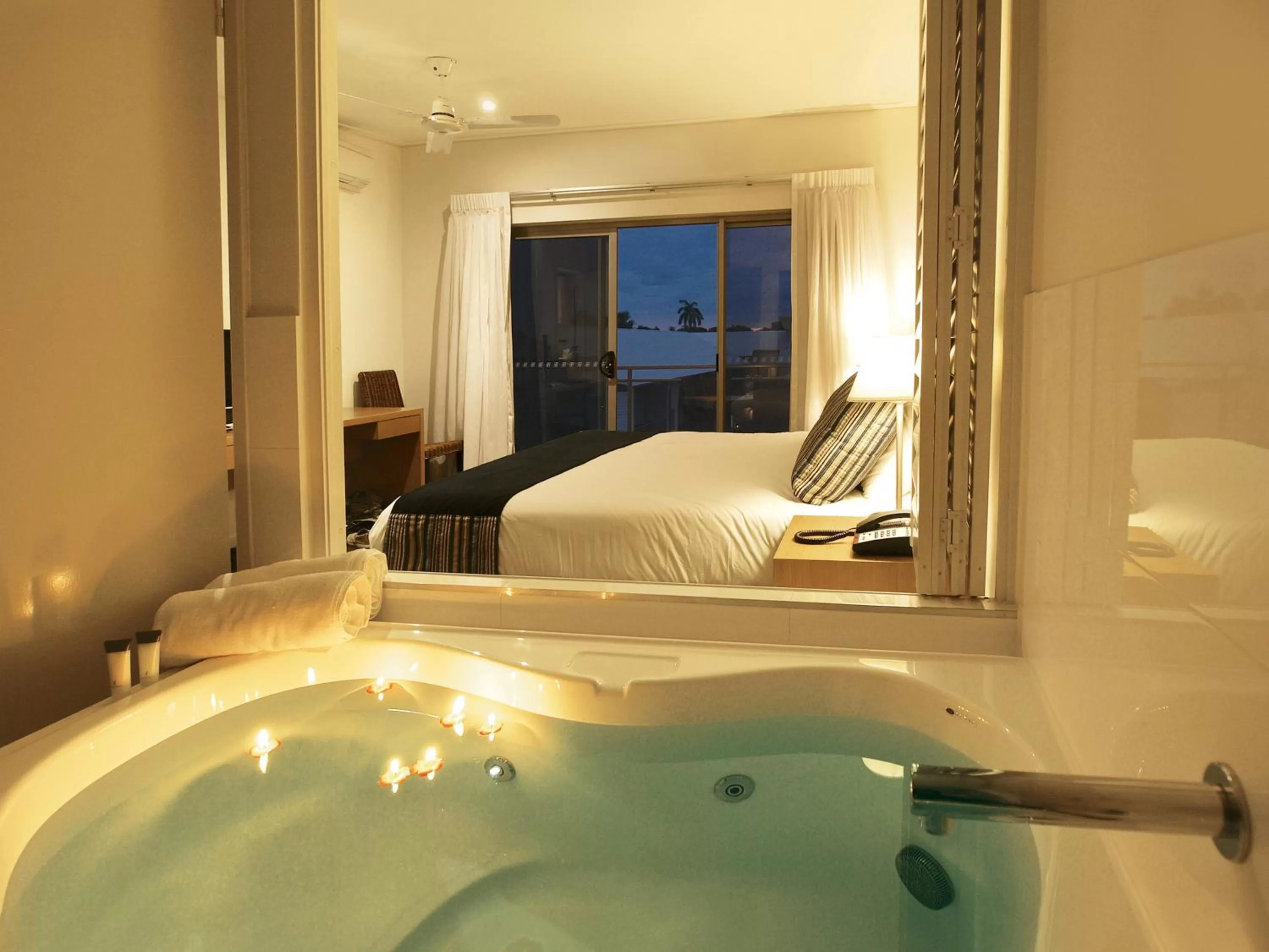 Bathroom in Oaks Broome Hotel