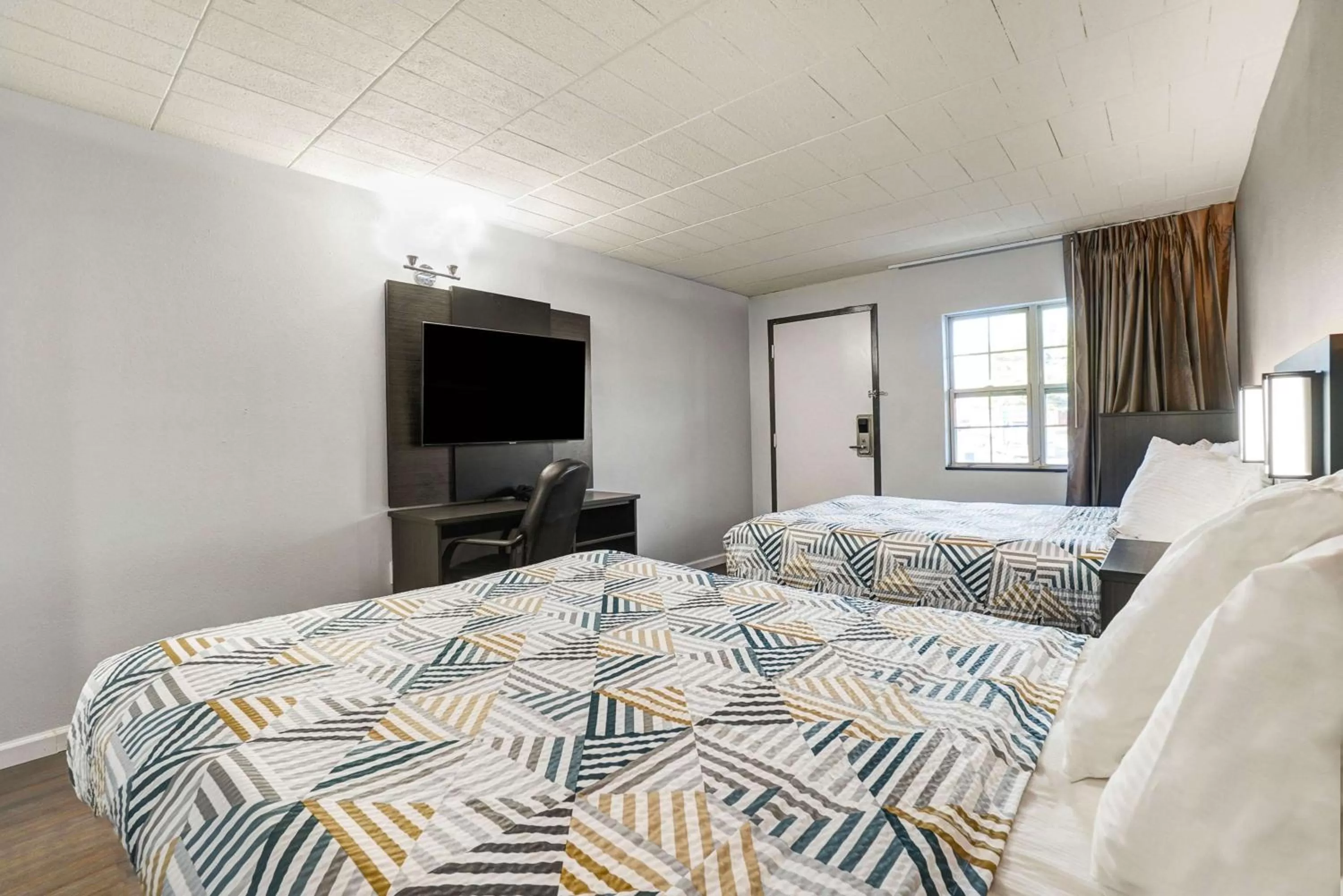 Photo of the whole room, Bed in Motel 6 Carlisle, PA - Cumberland Valley