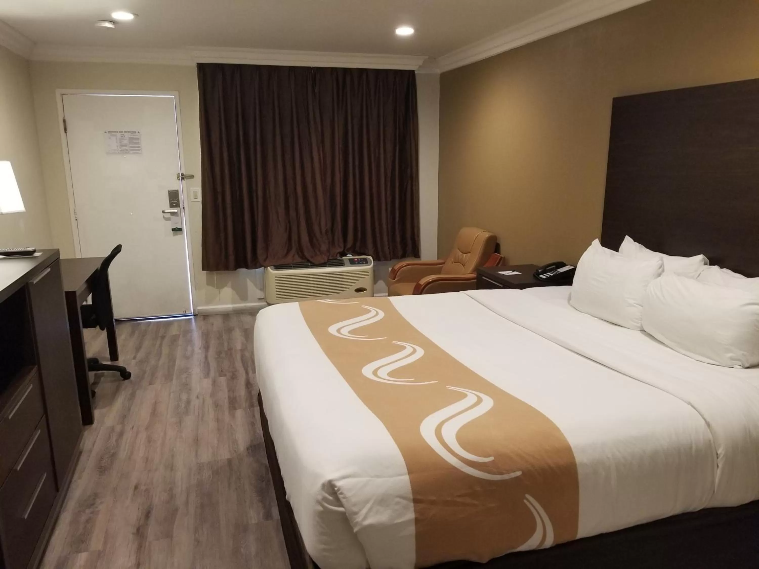 Photo of the whole room, Bed in Quality Inn Long Beach - Signal Hill