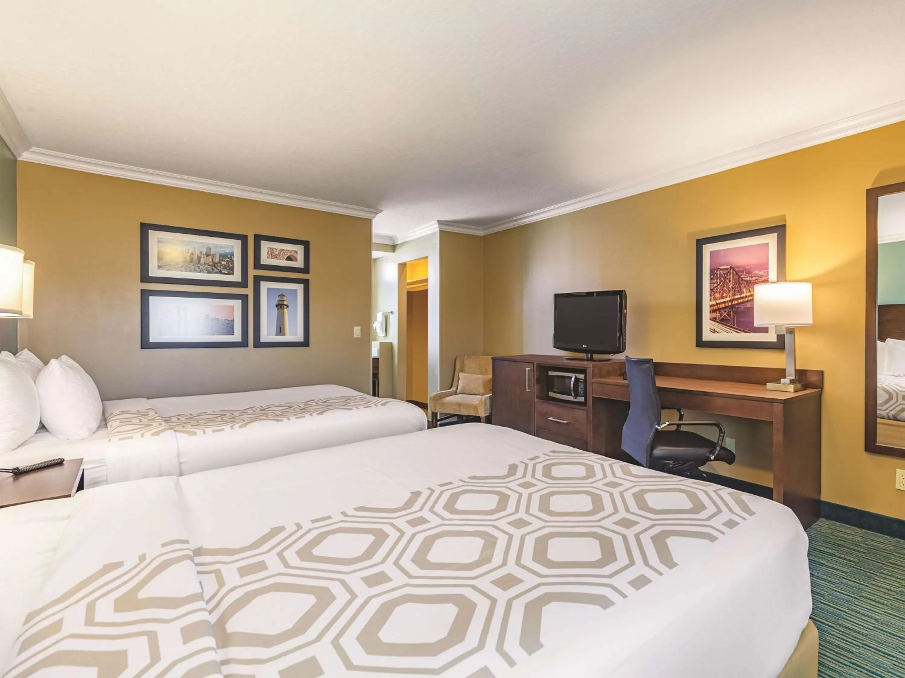 Deluxe Two Queen Beds Non-Smoking in La Quinta by Wyndham San Francisco Airport West Millbrae FREE AIRPORT SHUTTLE