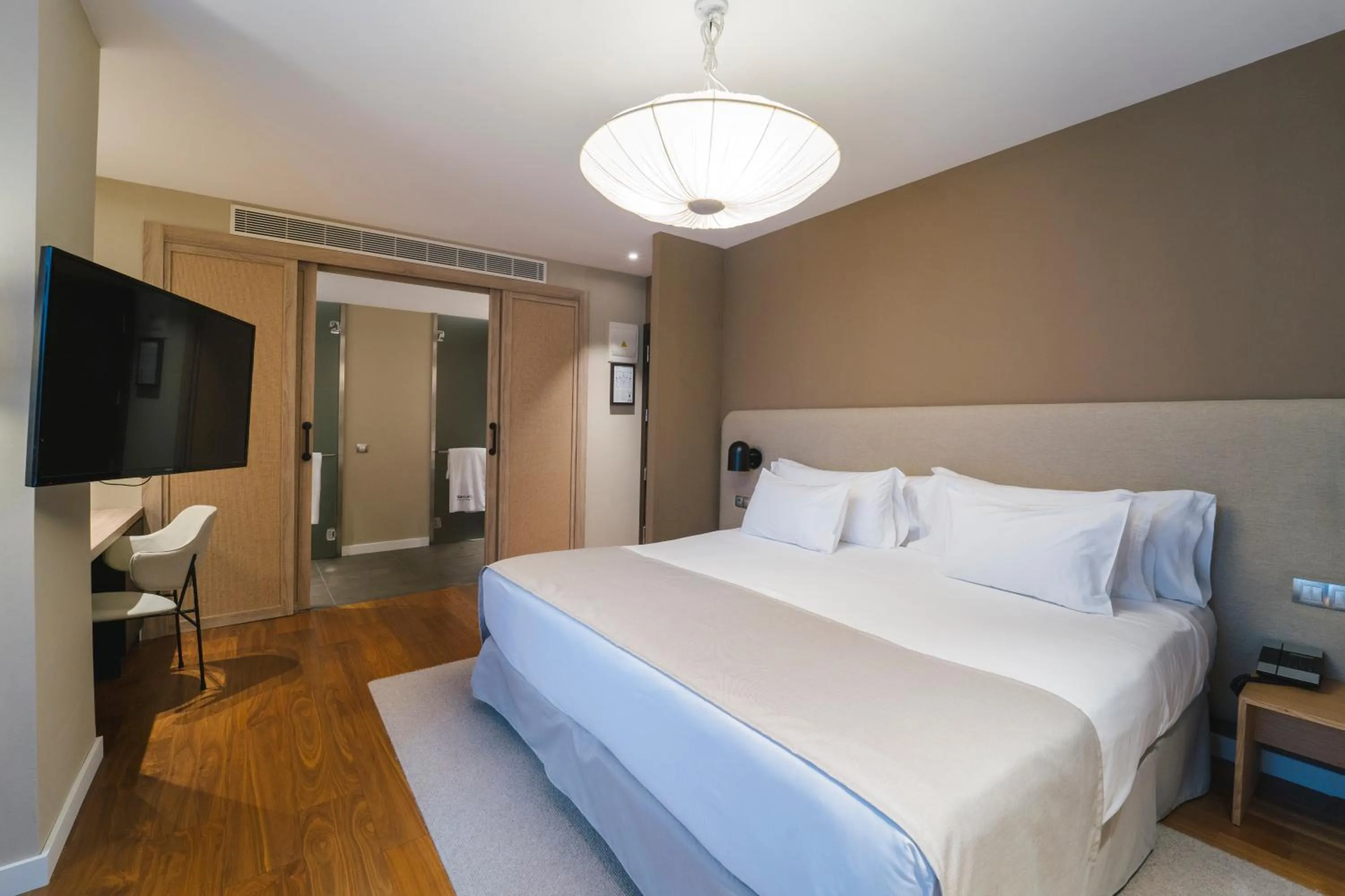 Photo of the whole room, Bed in Barceló Oviedo Cervantes