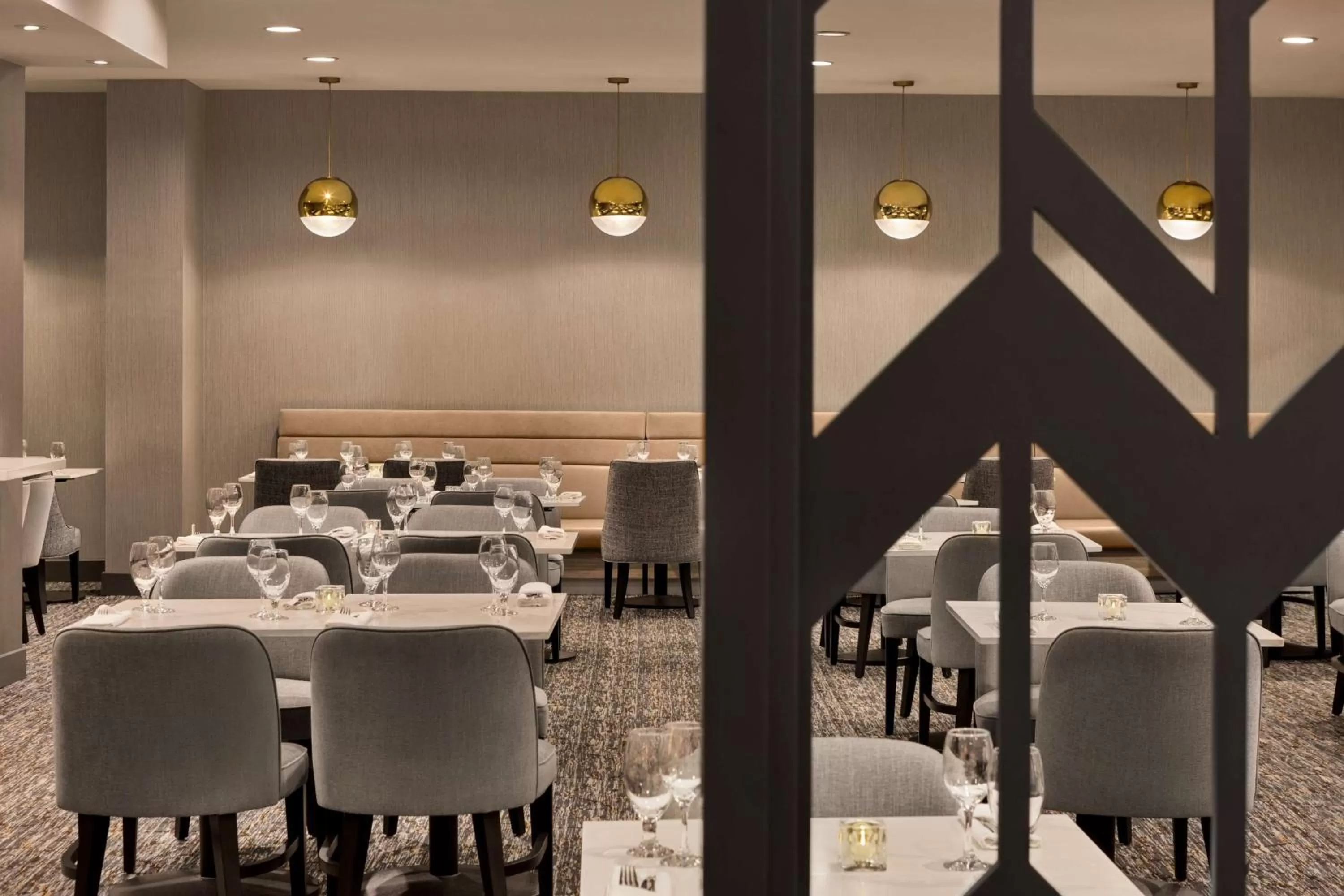 Restaurant/places to eat in Doubletree By Hilton Pointe Claire Montreal Airport West