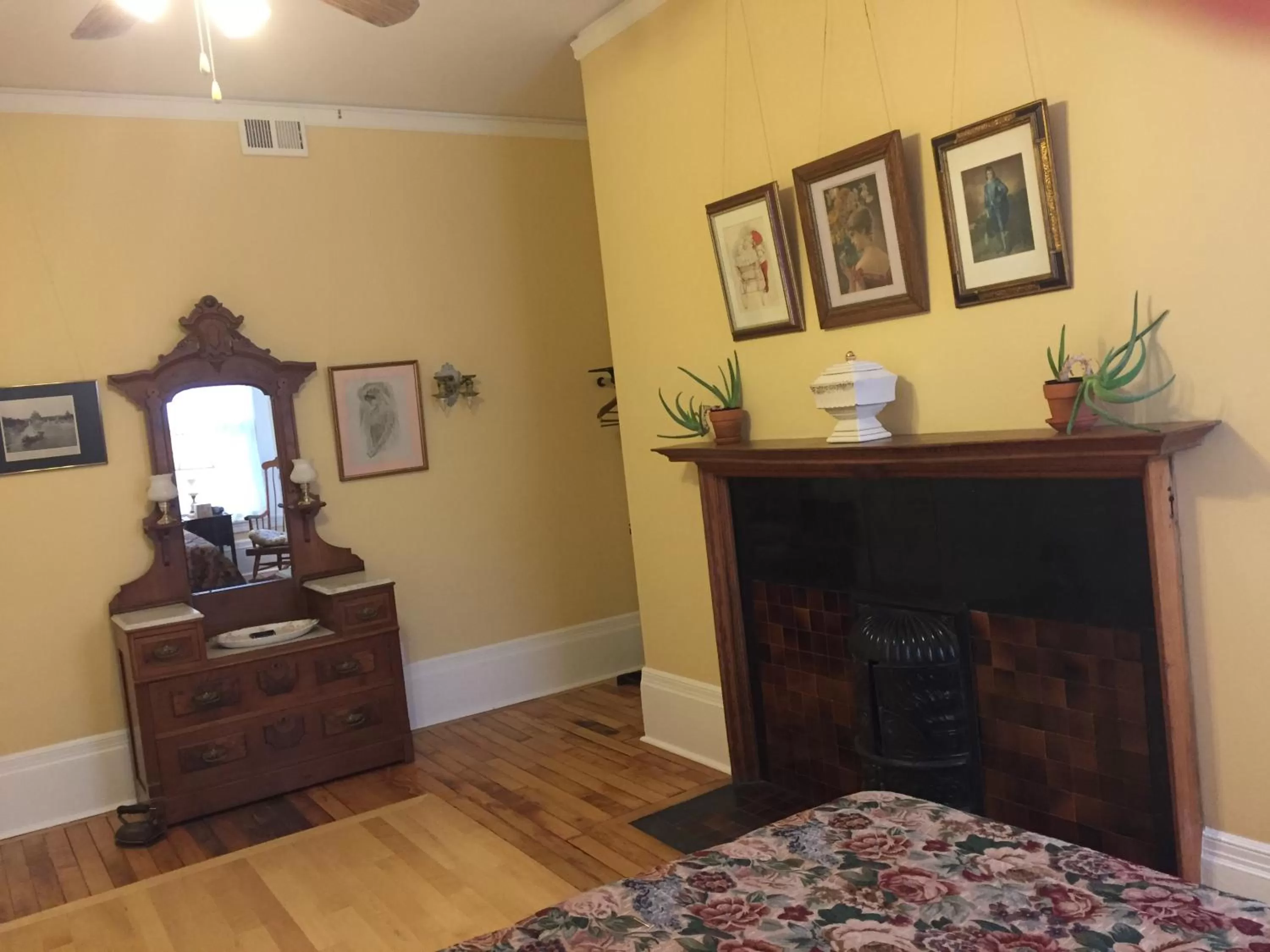 Bed in Lehmann House Bed & Breakfast