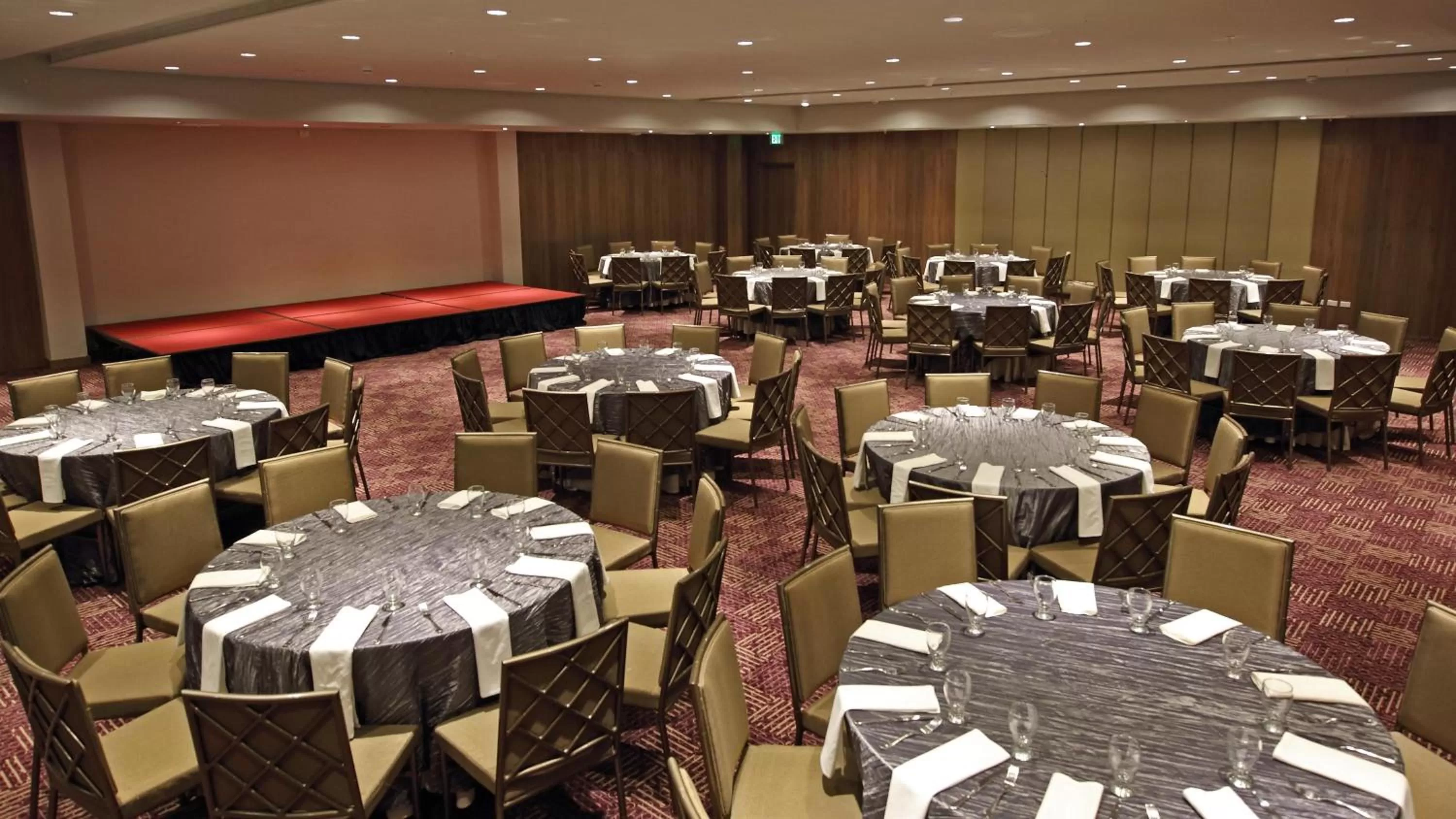 Meeting/conference room in Crowne Plaza Airport by IHG