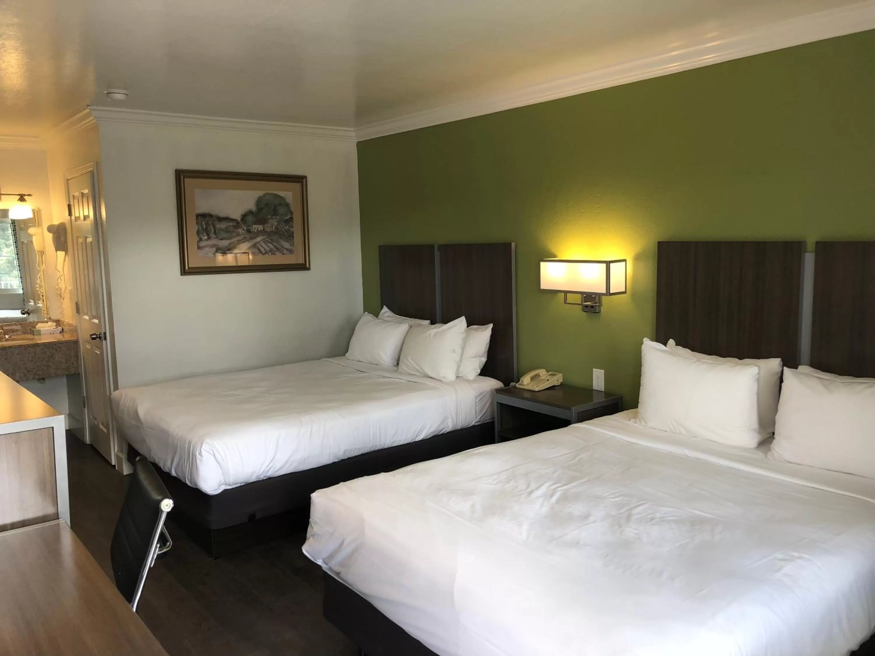 Bedroom, Bed in Gilroy Inn