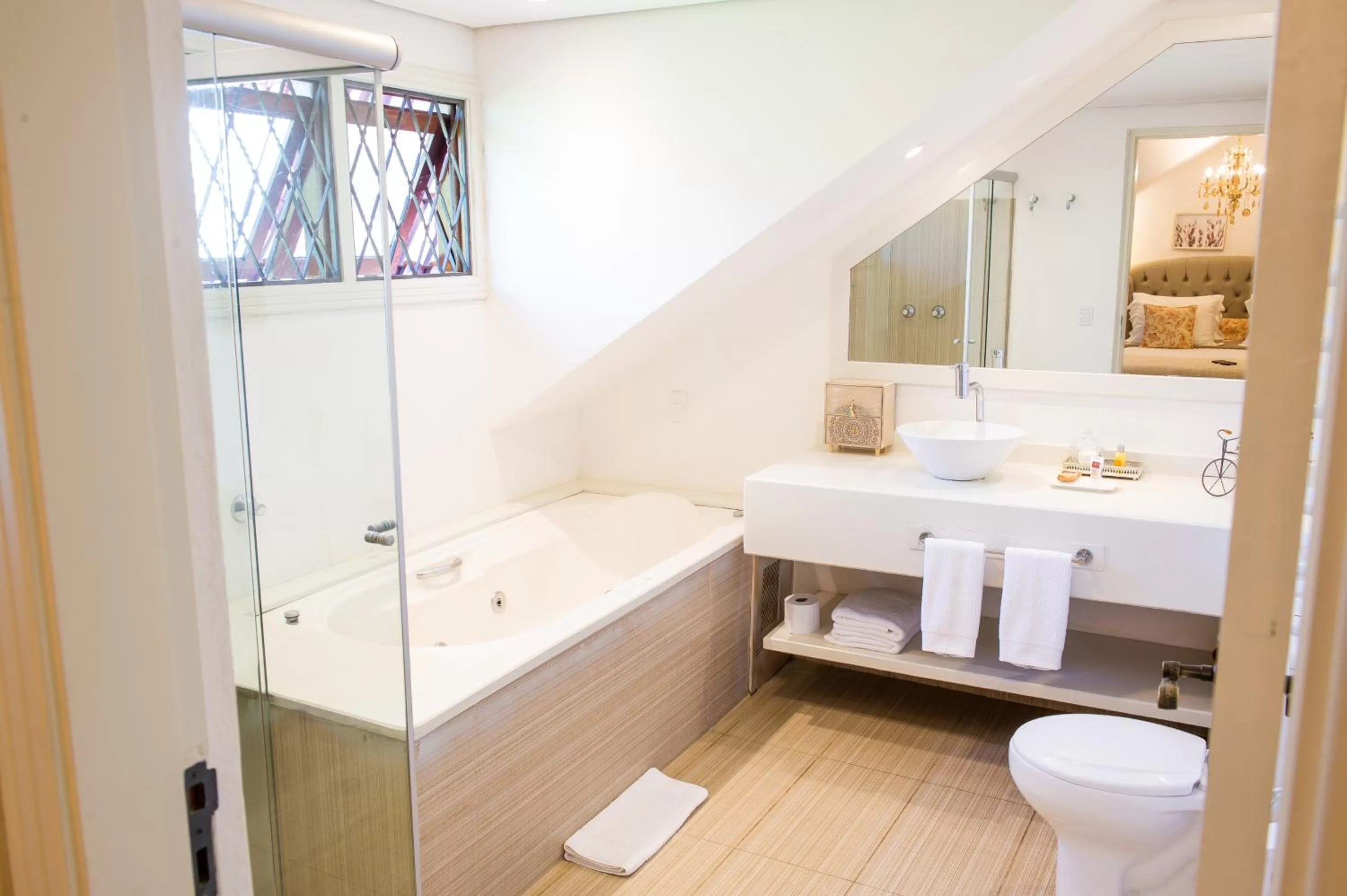 Hot Tub, Bathroom in Pousada das Lavandas