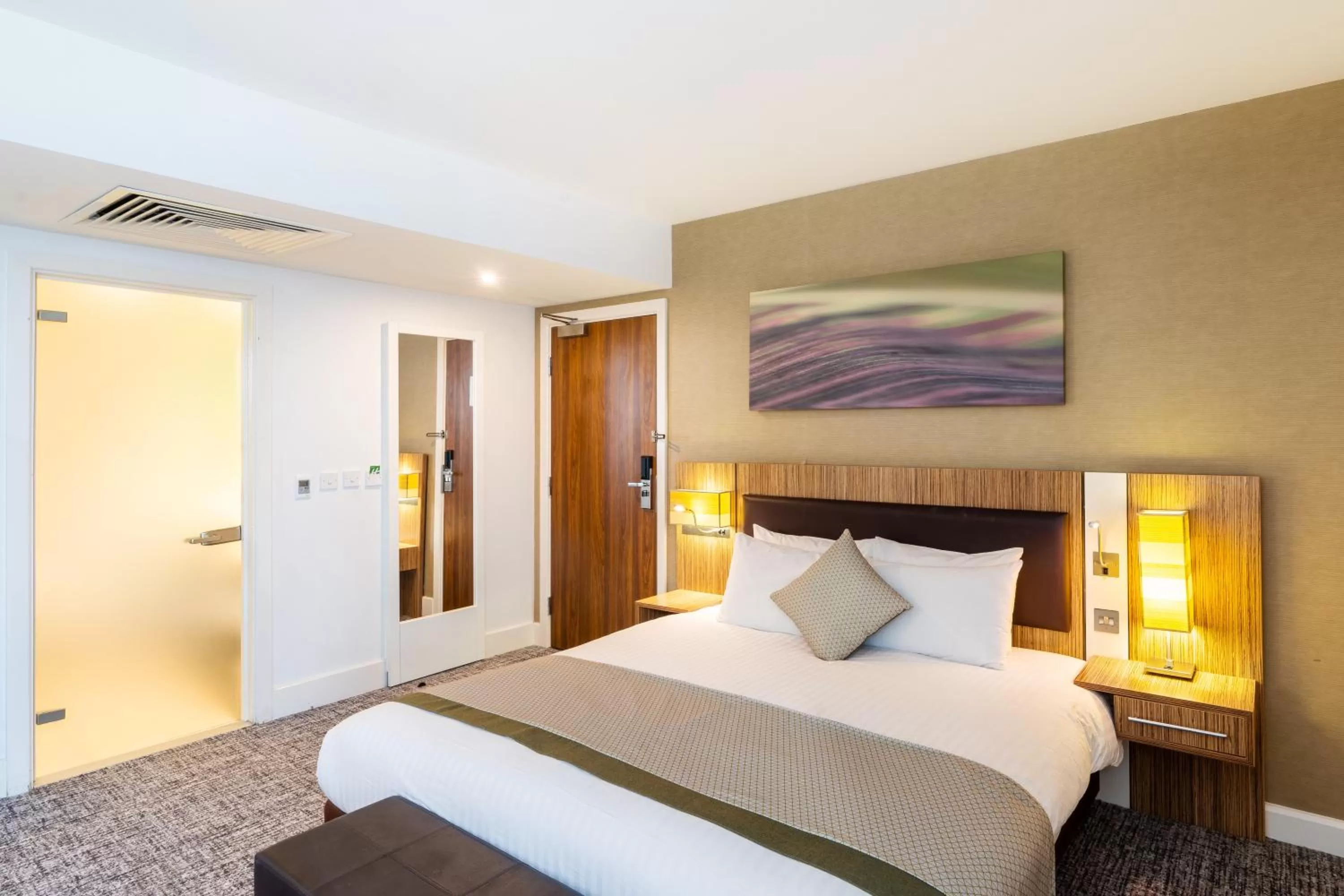 Photo of the whole room, Bed in Holiday Inn Stevenage by IHG