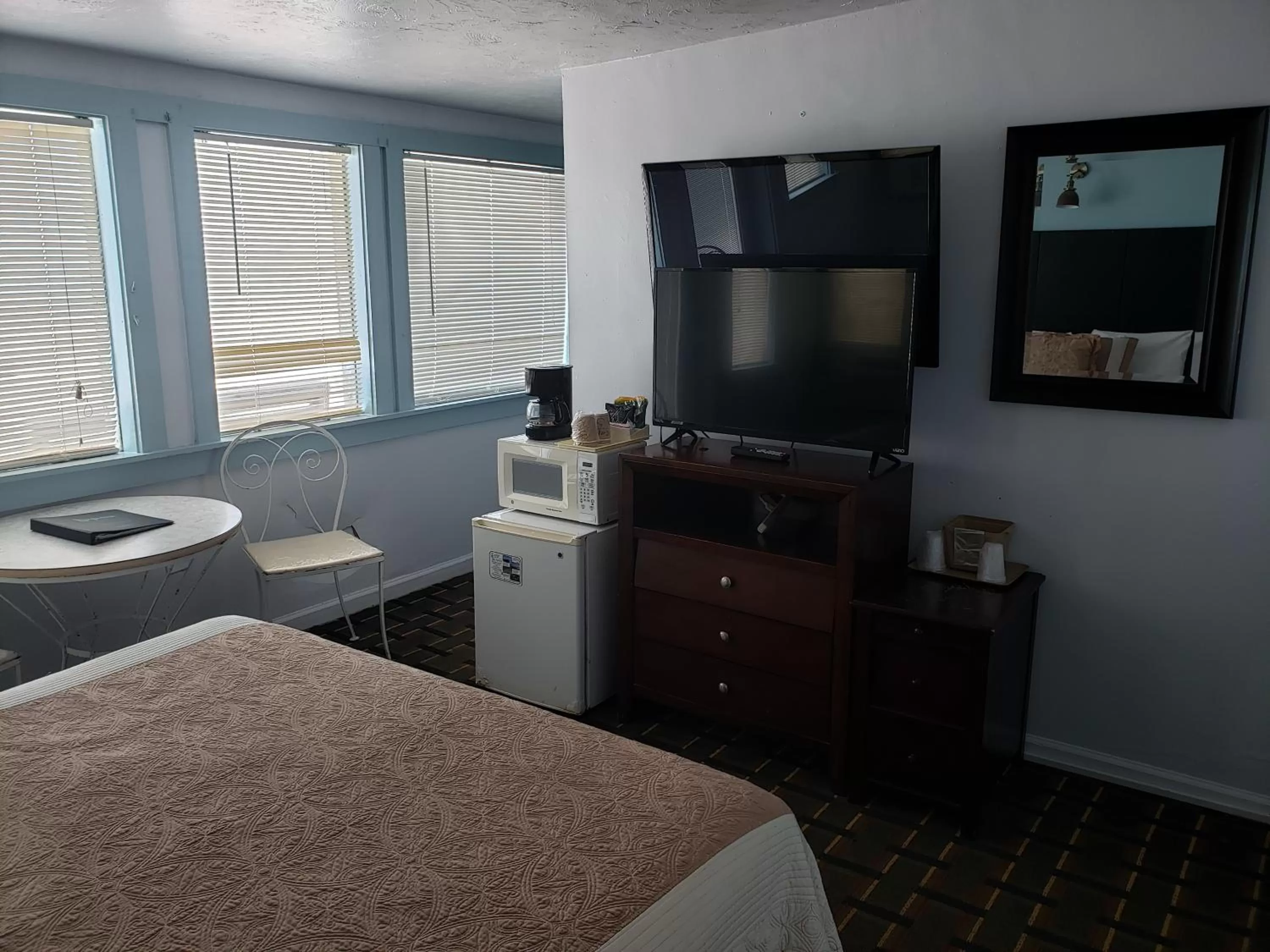 TV and multimedia, Bed in Topaz Motel - Flagler Beach