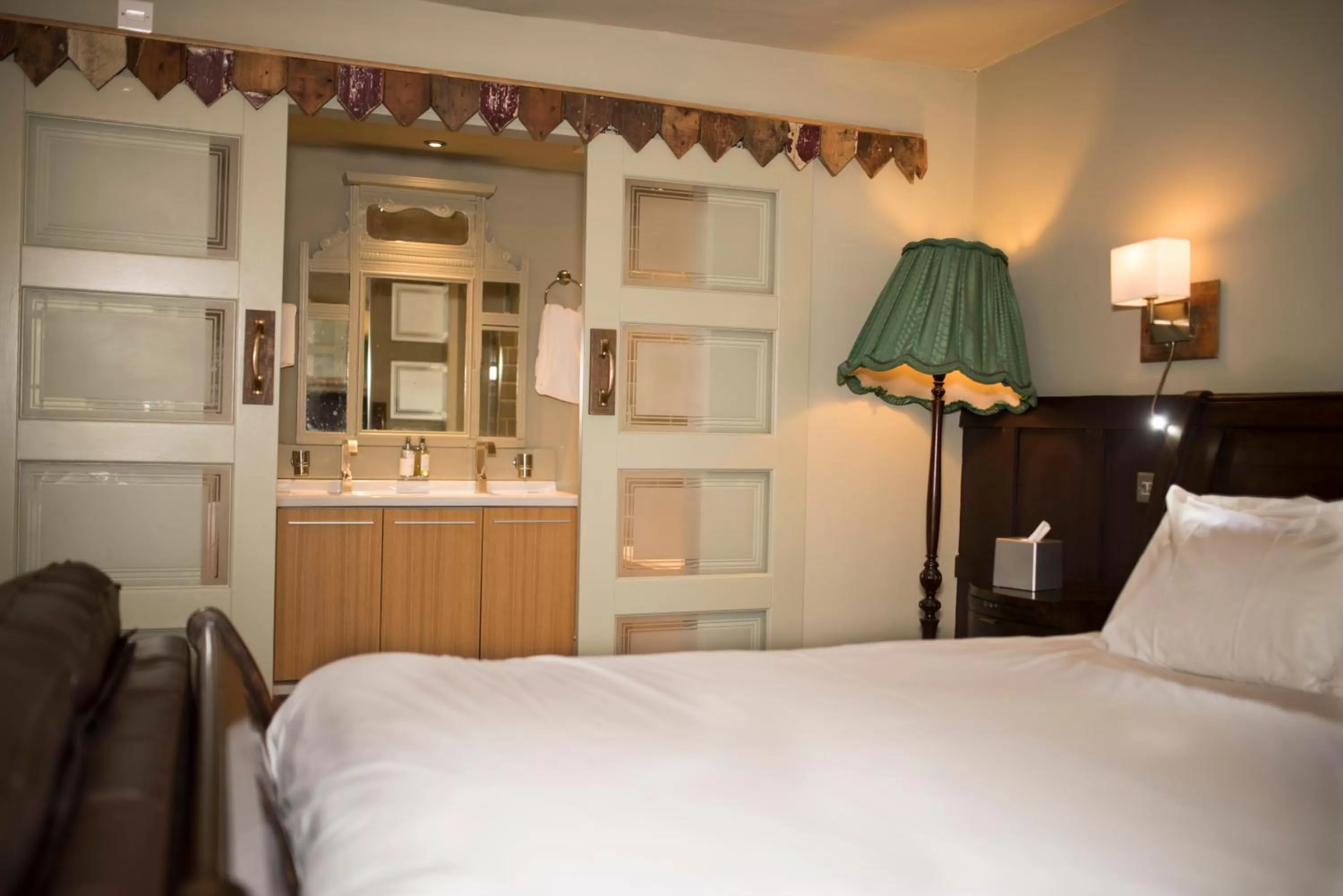 Bathroom, Bed in Alma Inn & Dining Rooms