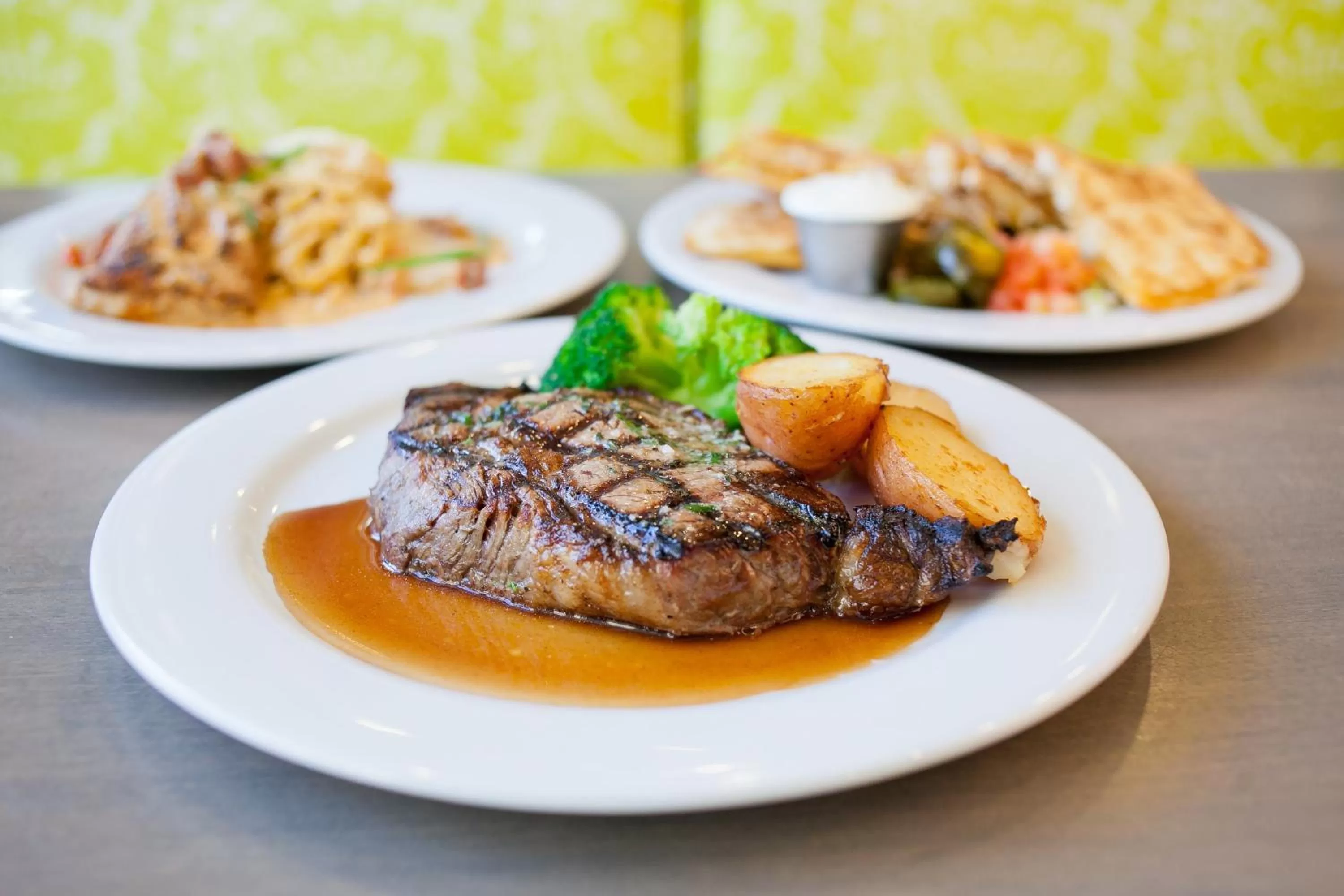 Restaurant/places to eat in Holiday Inn Resort Fort Walton Beach by IHG