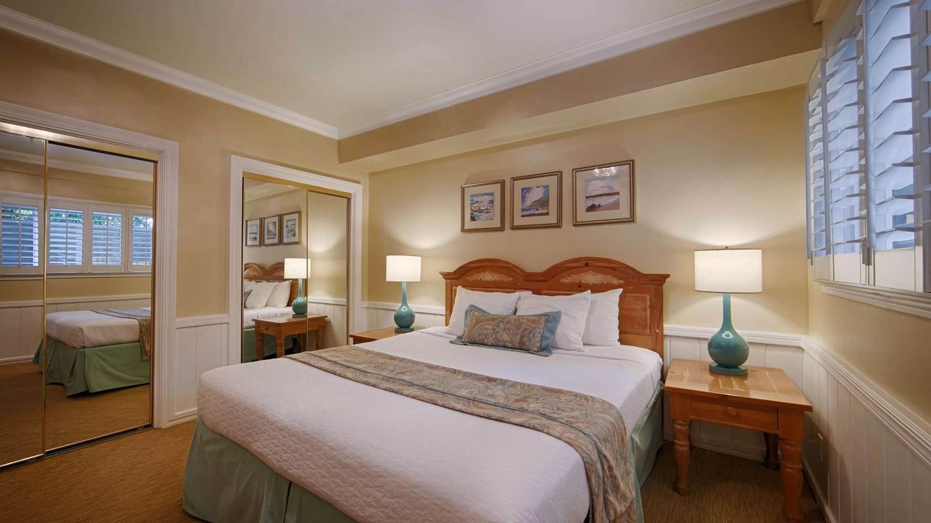 Photo of the whole room, Bed in Carmel Bay View Inn