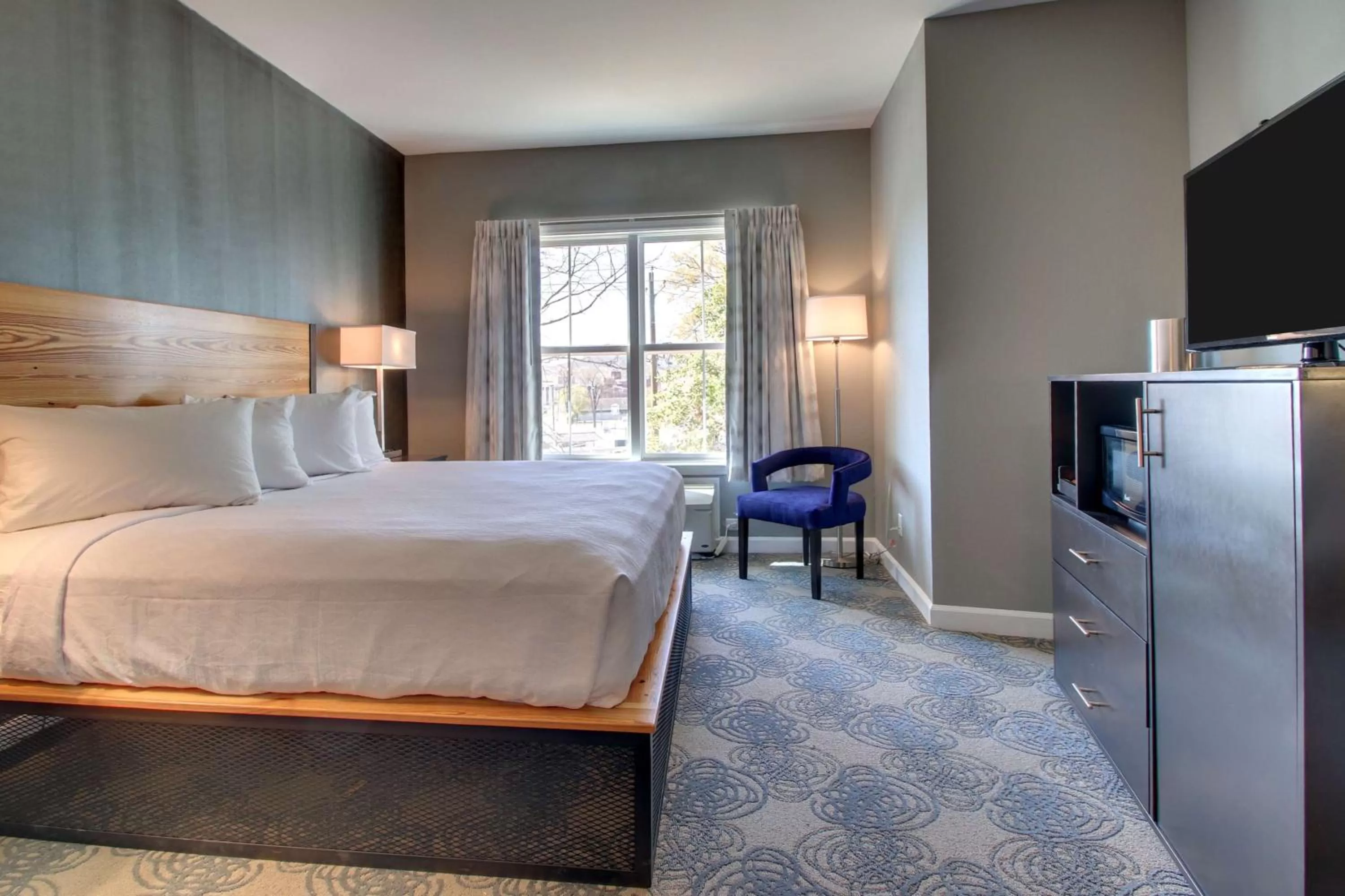 King Room with Roll-In Shower - Disability Access in Hotel Finial BW Premier Collection Oxford - Anniston