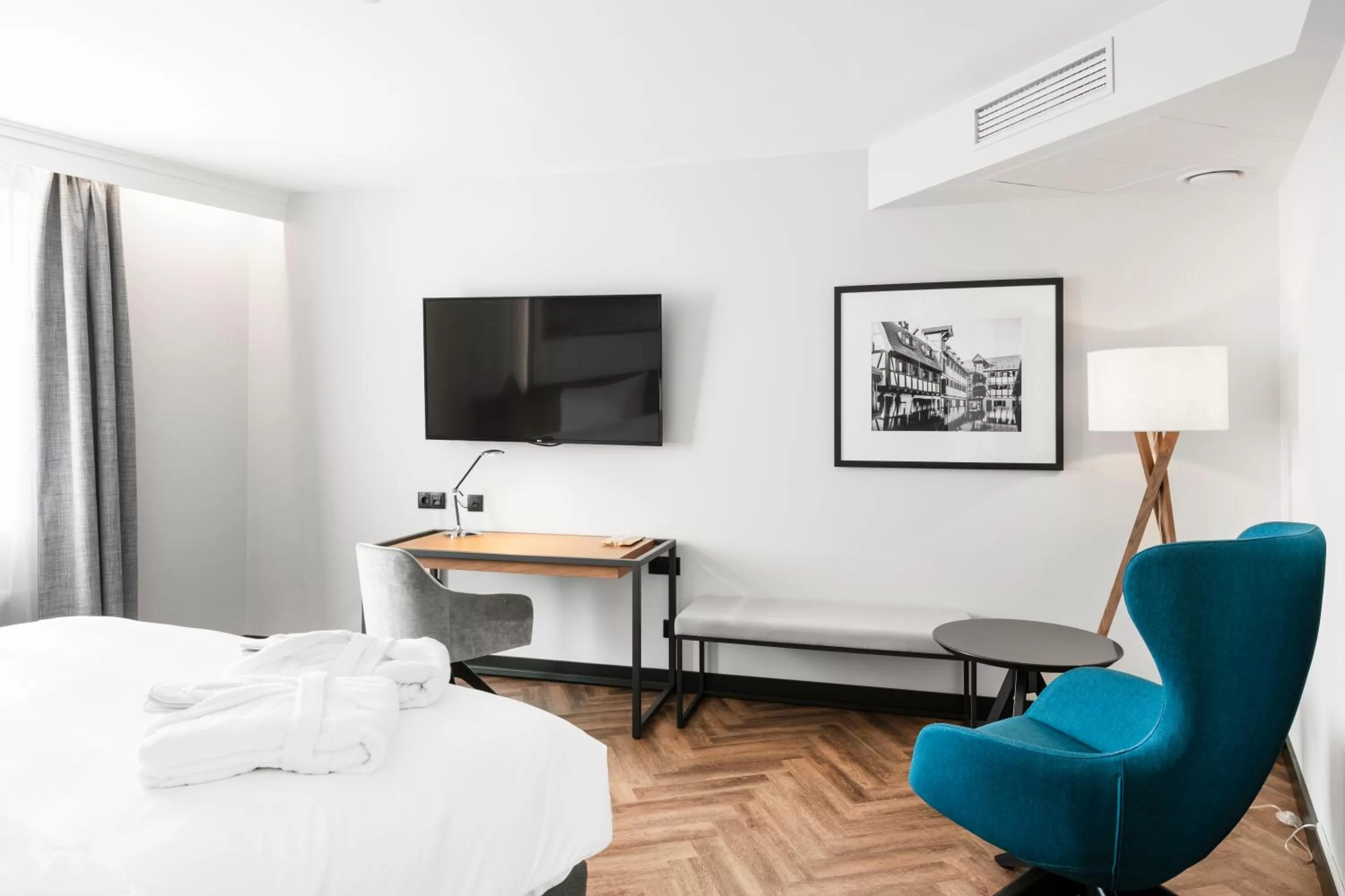 TV and multimedia, Bed in MERCURE KLAIPEDA CITY HOTEL, Meetings, Events, Restaurant & Bar - Accor Group, Pet Stay FREE