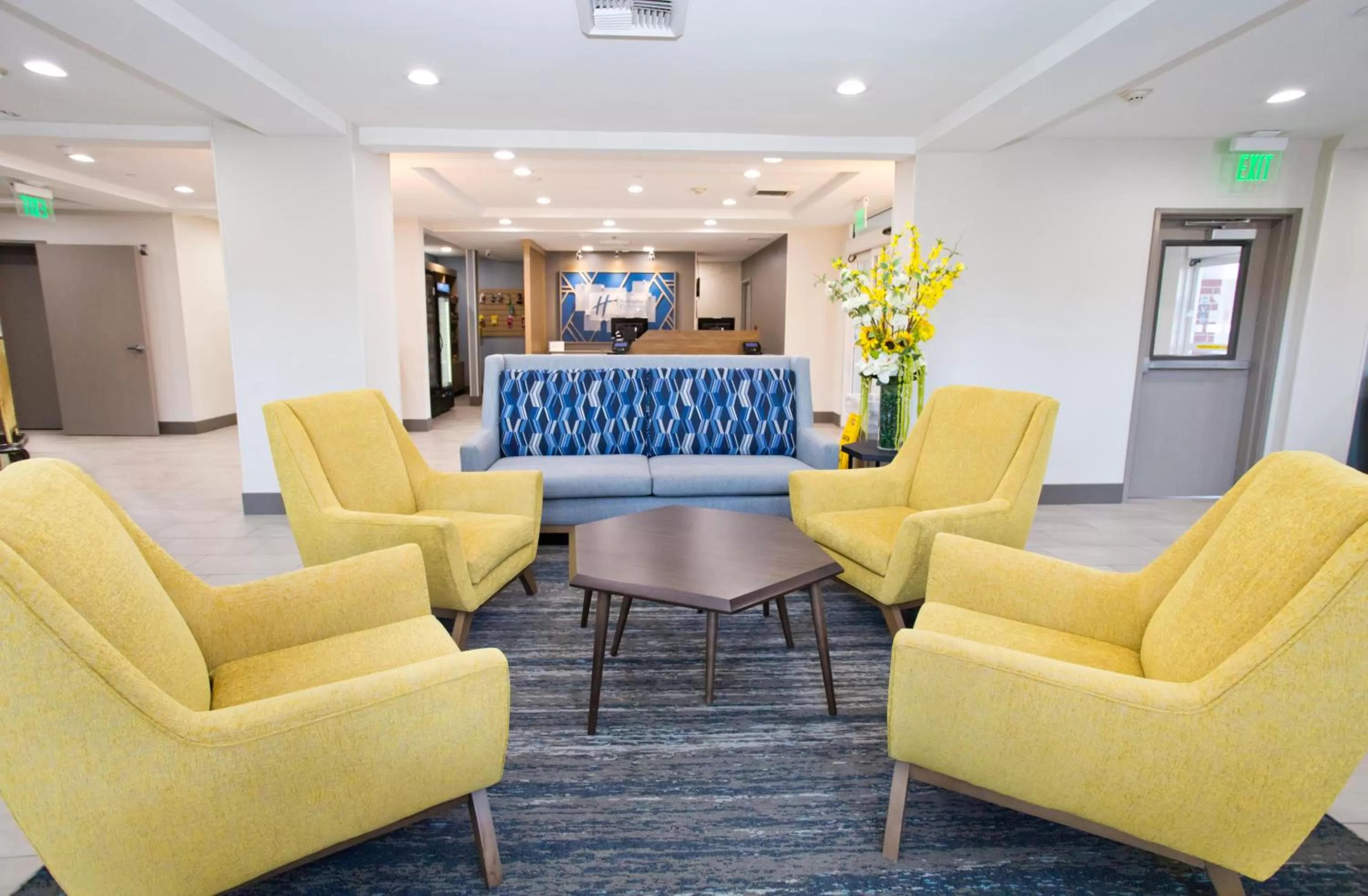 Seating area in Holiday Inn Express & Suites Sacramento NE Cal Expo by IHG