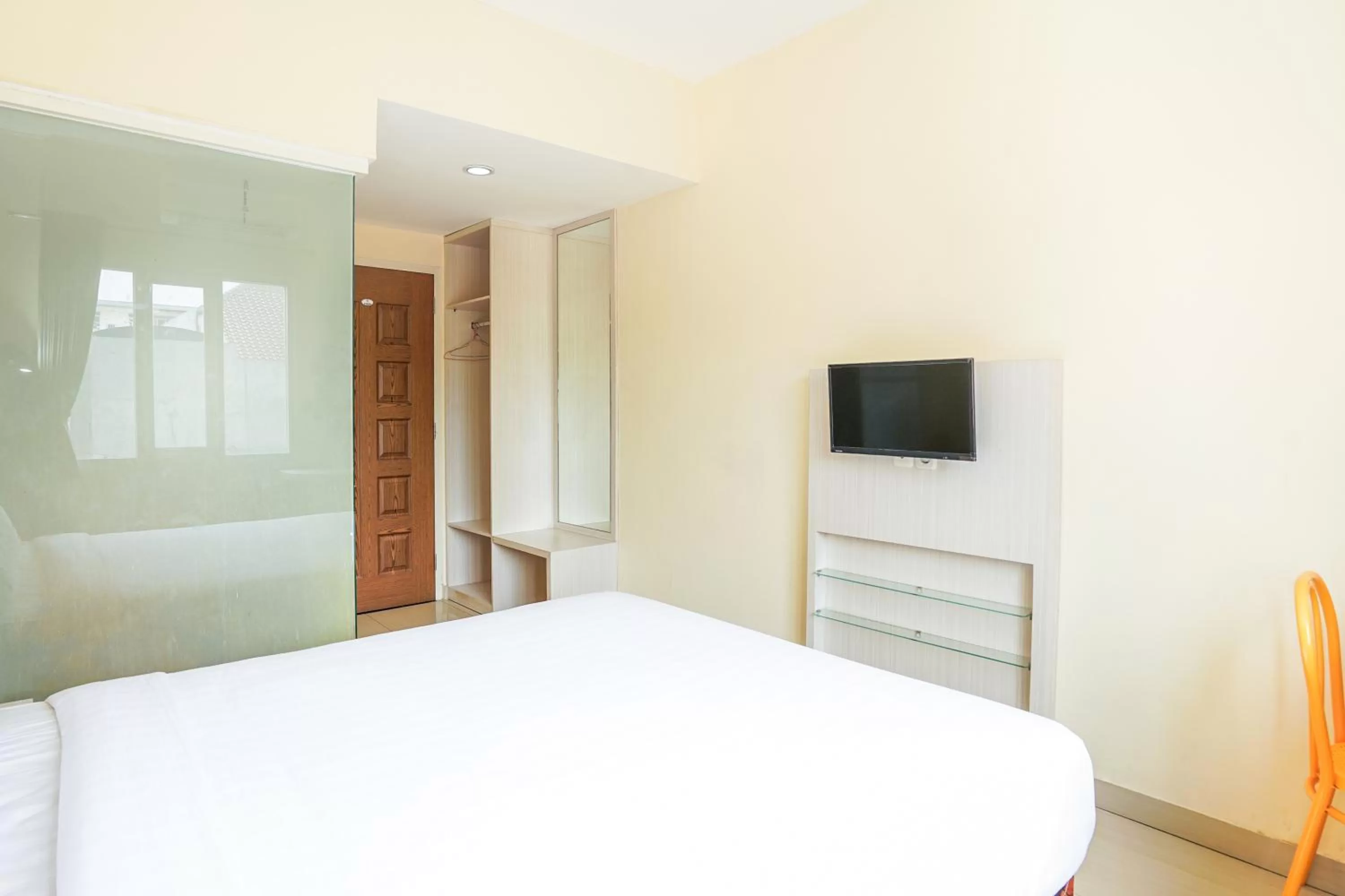 Bed in Pratisarawirya Guesthouse by ecommerceloka