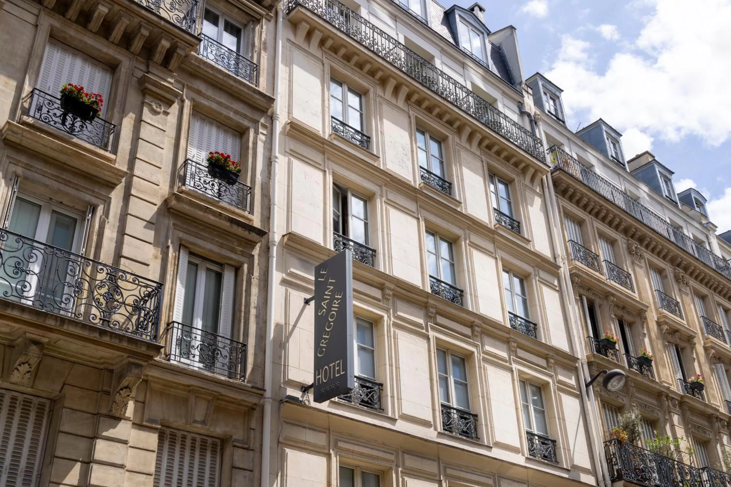 Property building in Hôtel Le Saint Gregoire