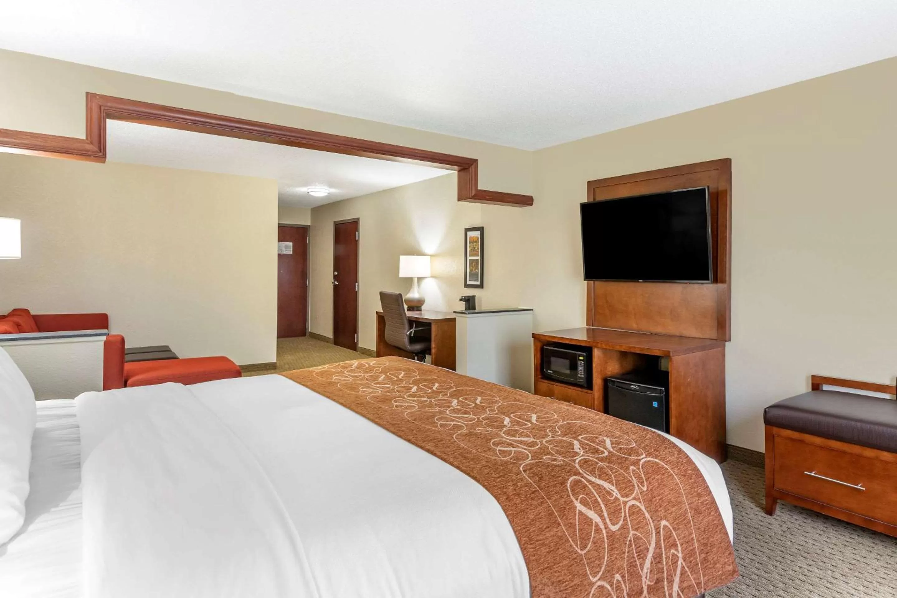 Photo of the whole room, Bed in Comfort Suites Grand Rapids North