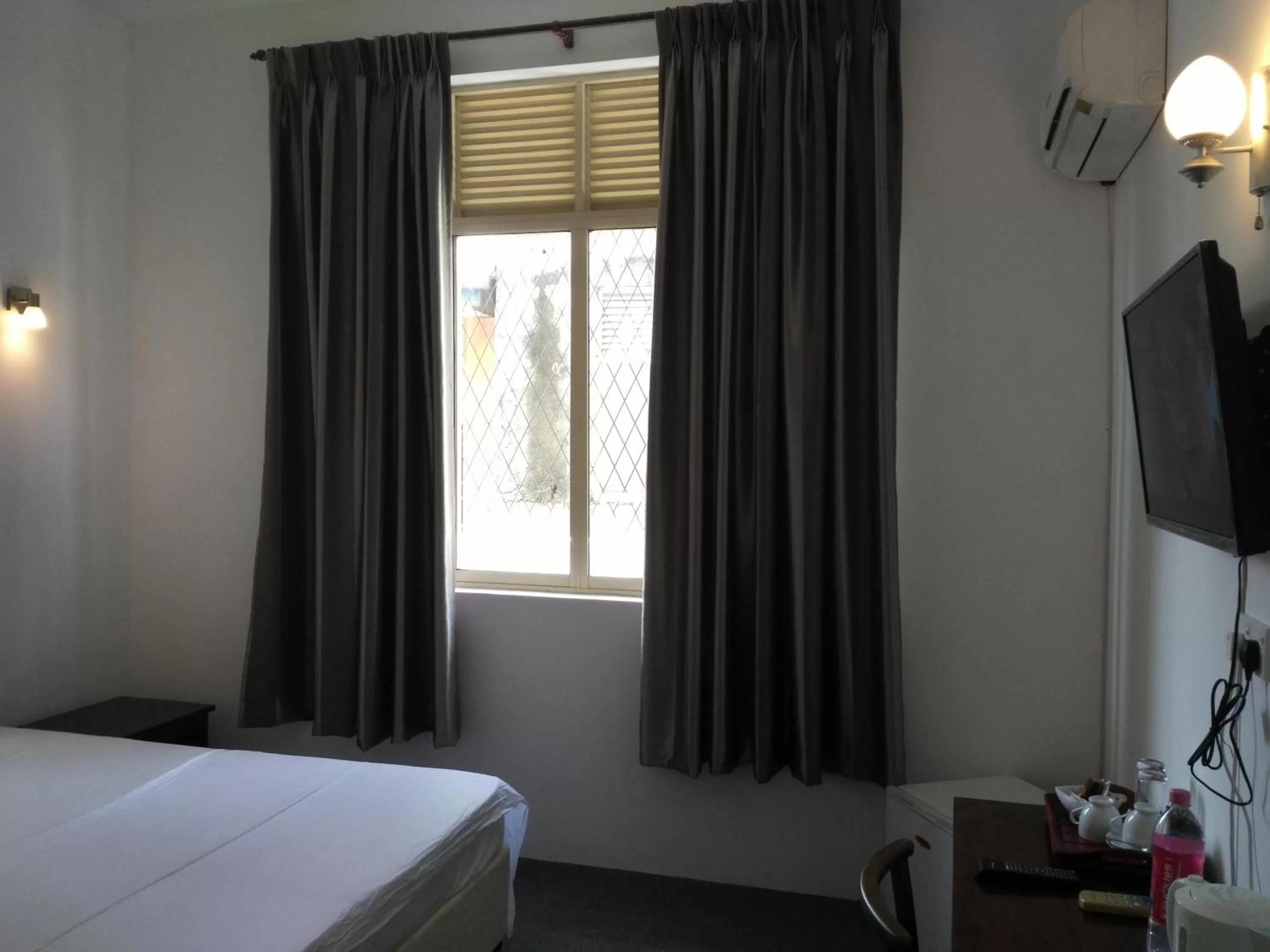 Photo of the whole room, Room Photo in West Inn Colombo