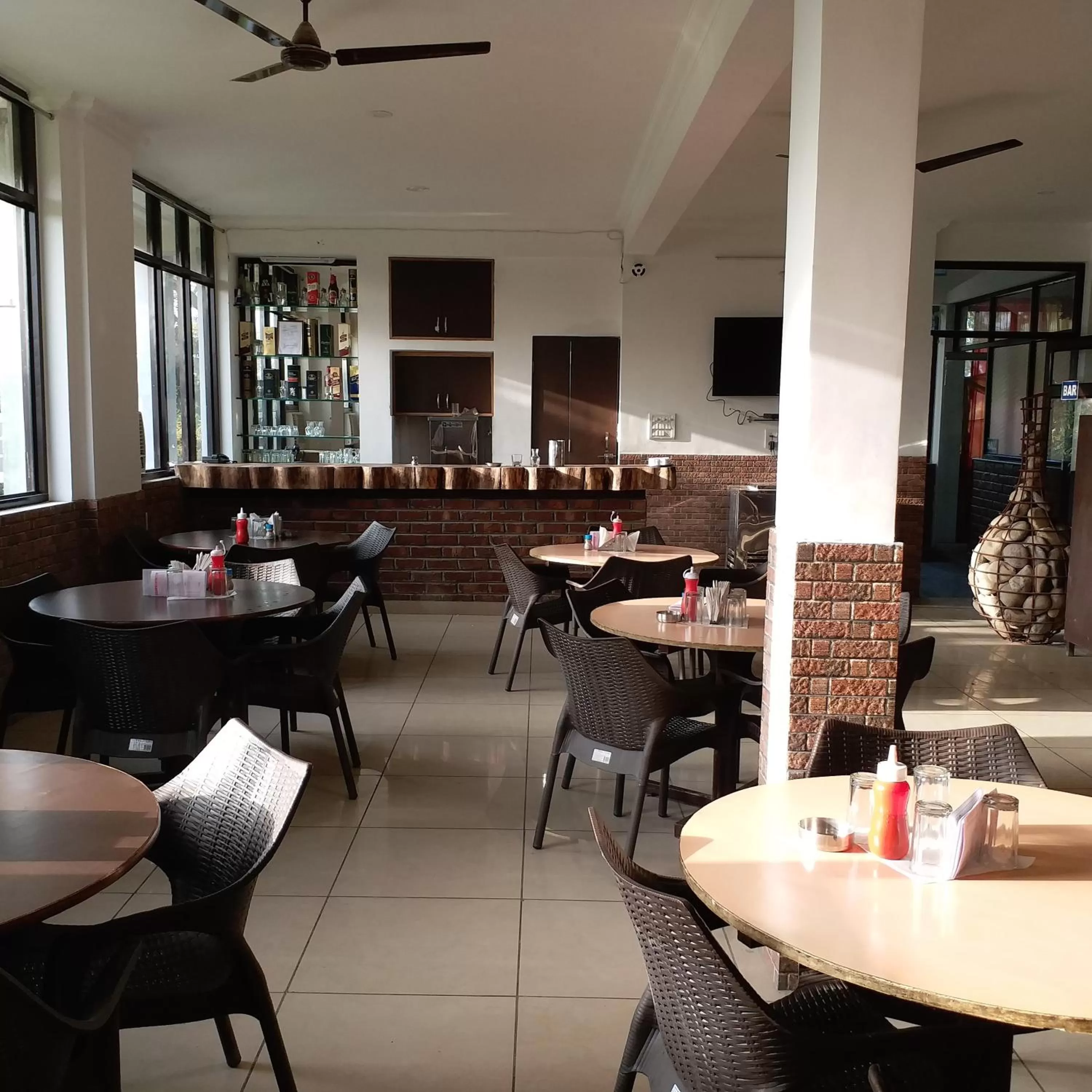 Restaurant/Places to Eat in Krishna Hansraj Hotel