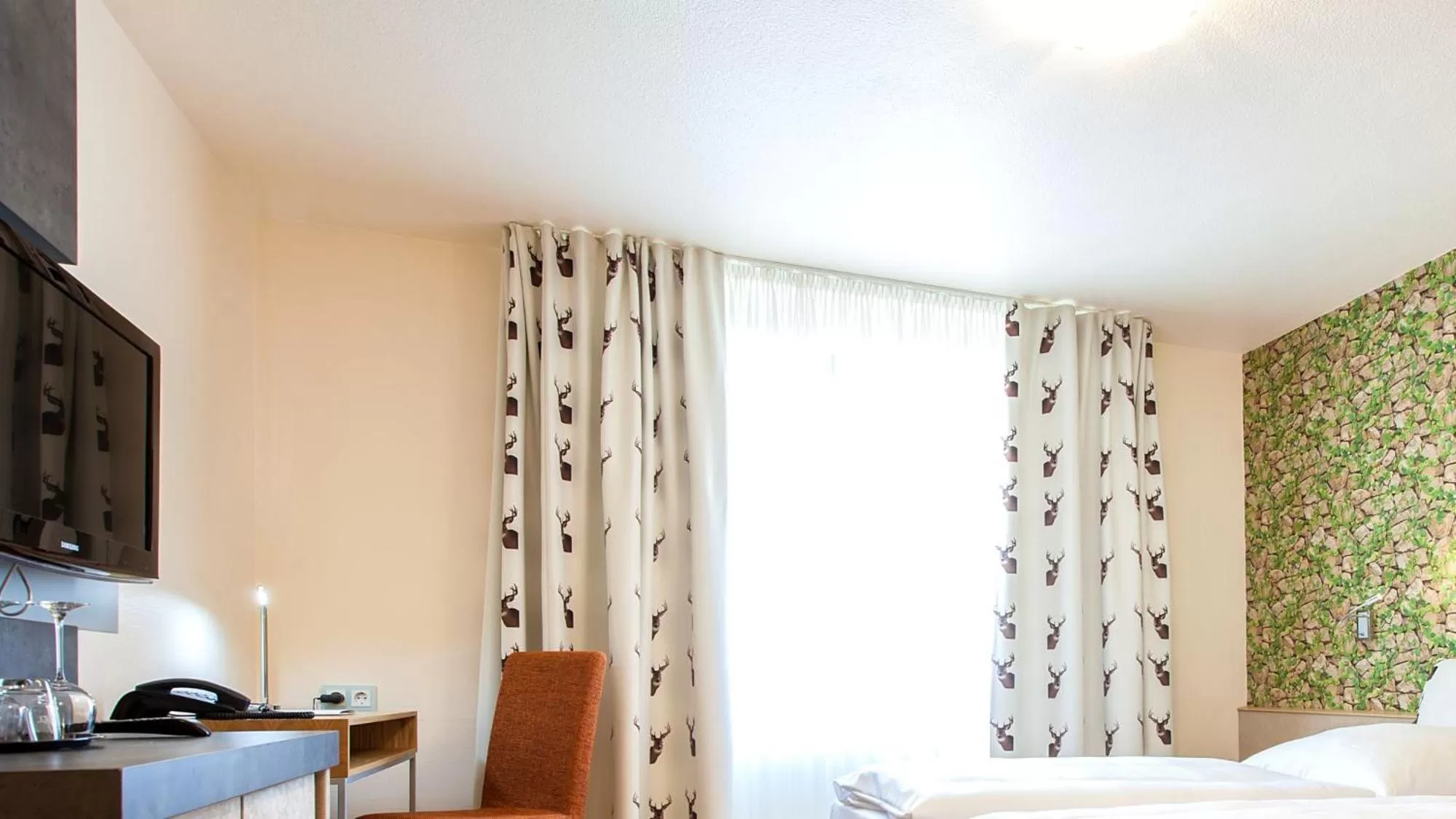 Photo of the whole room, Bed in Hirsch Hotel