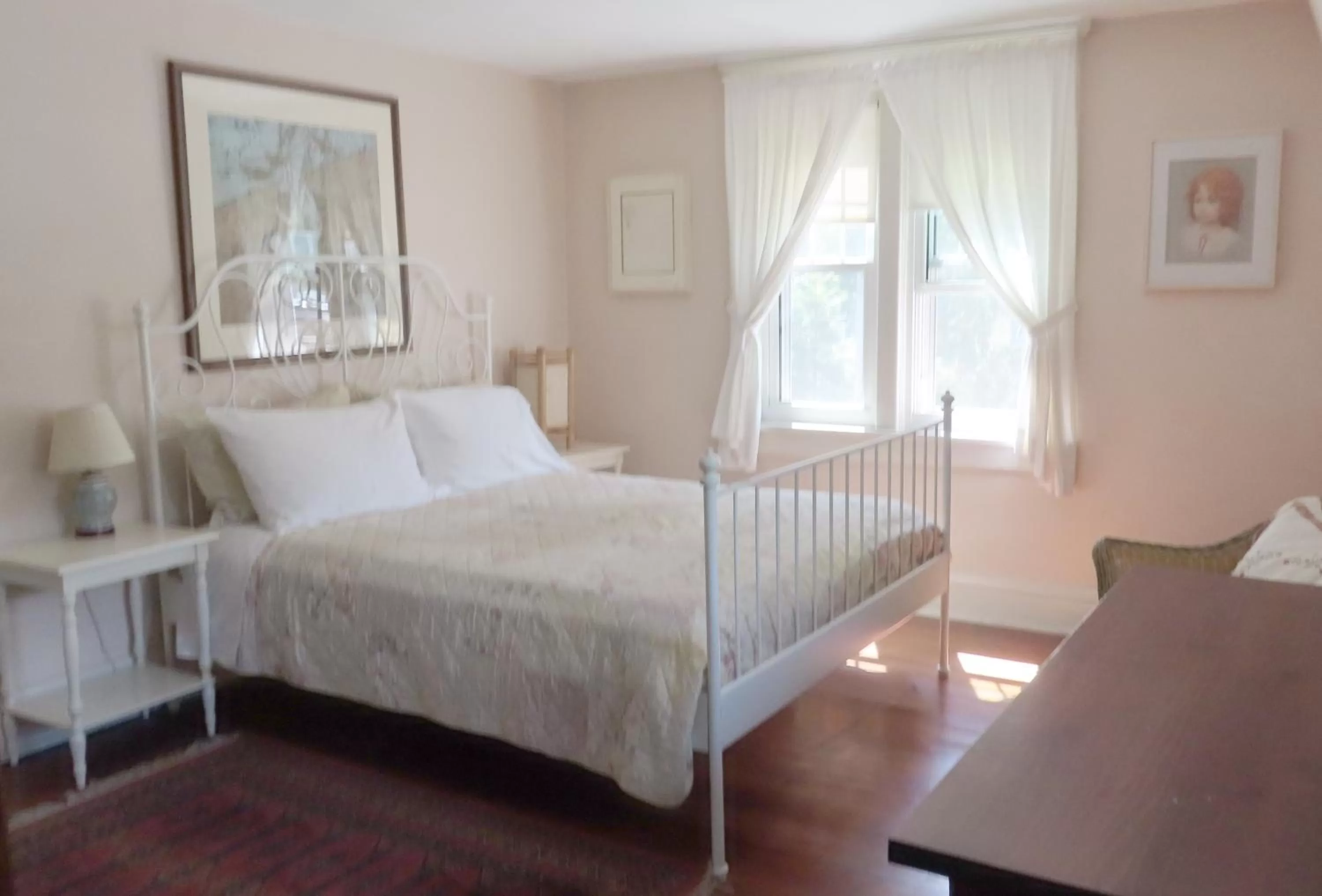 Queen Room with Garden View in Morning Glory B&B Woodstock NY